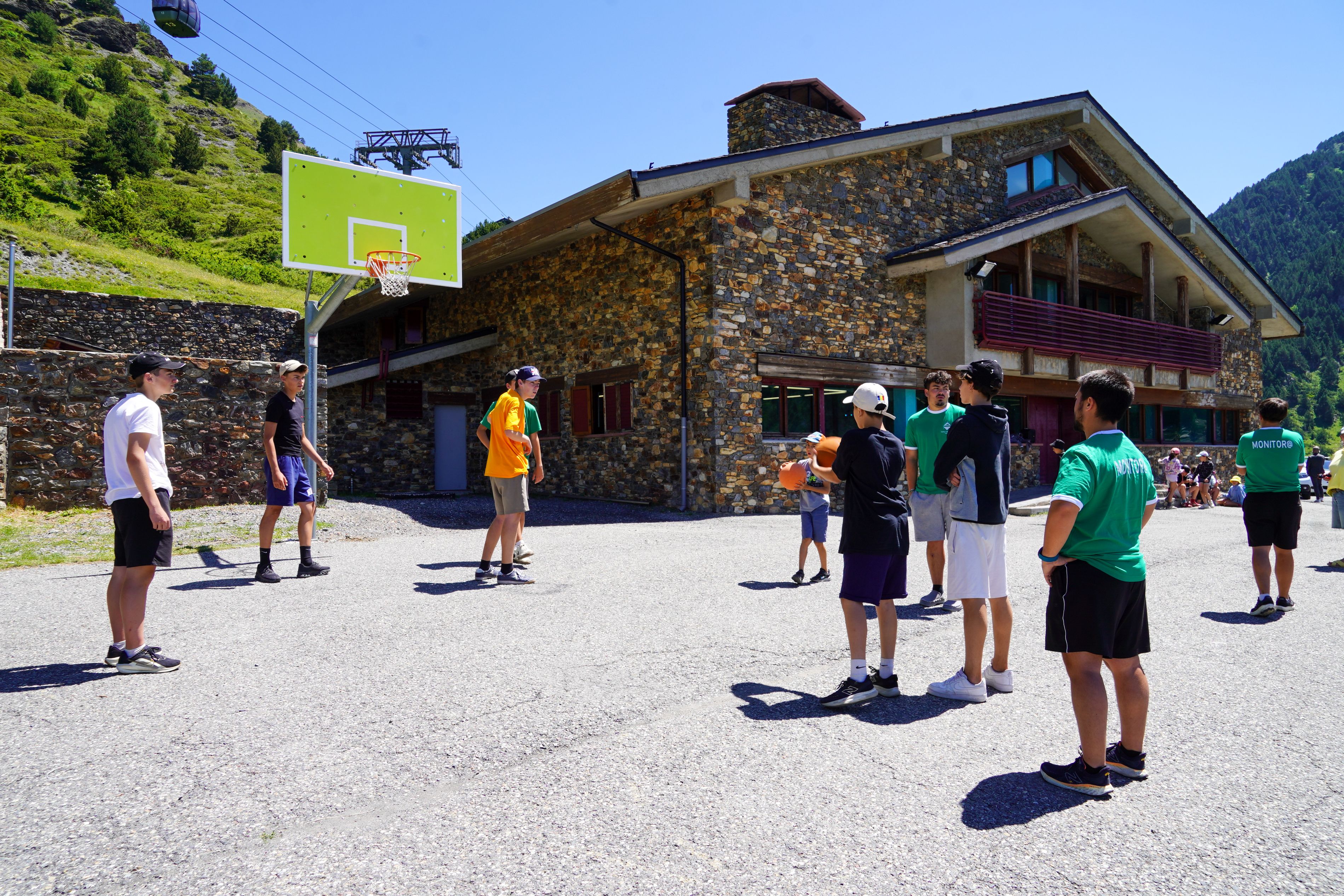 Infants en unes colònies a l'alberg de la Baronia.