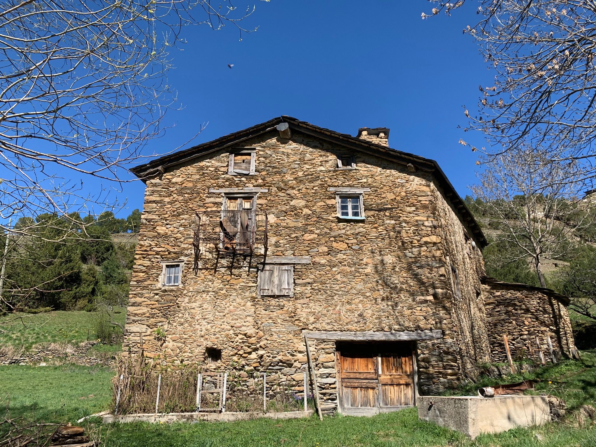 Una imatge de l'exterior de Cal Llarg de Prats.