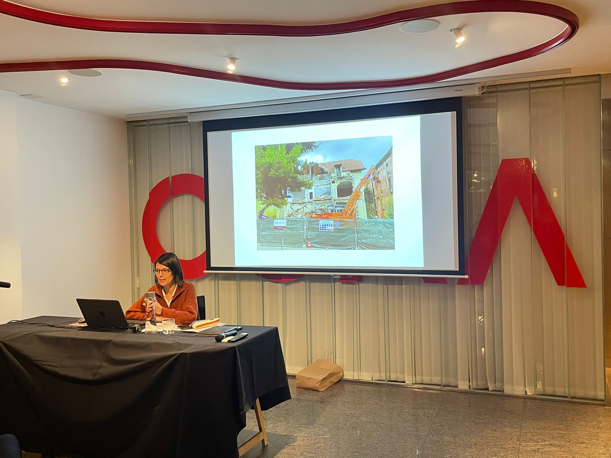 Sisternas ofereix la ponència a la seu del COAA.