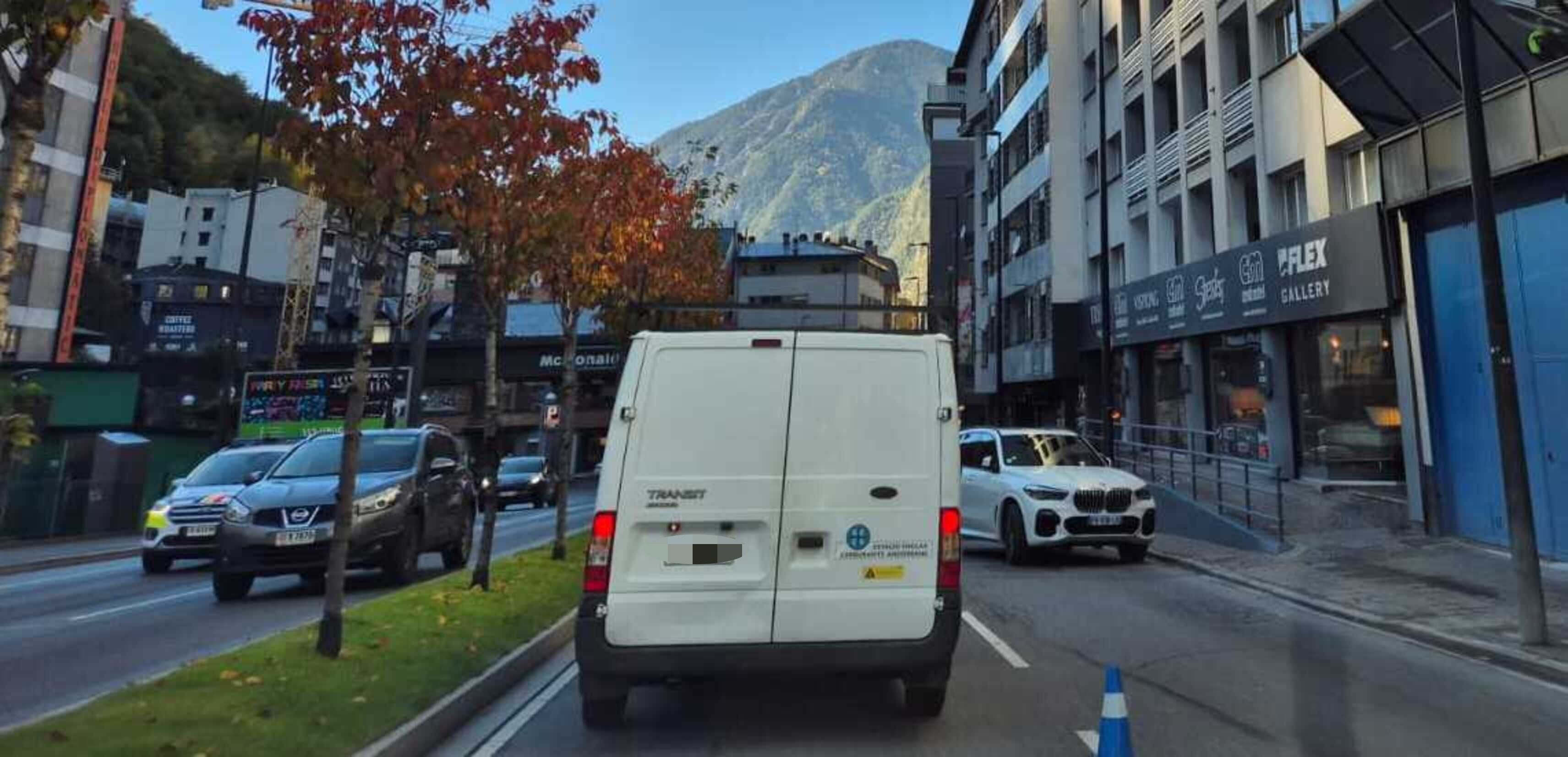 El cotxe, a la dreta, que s'ha hagut de retirar.