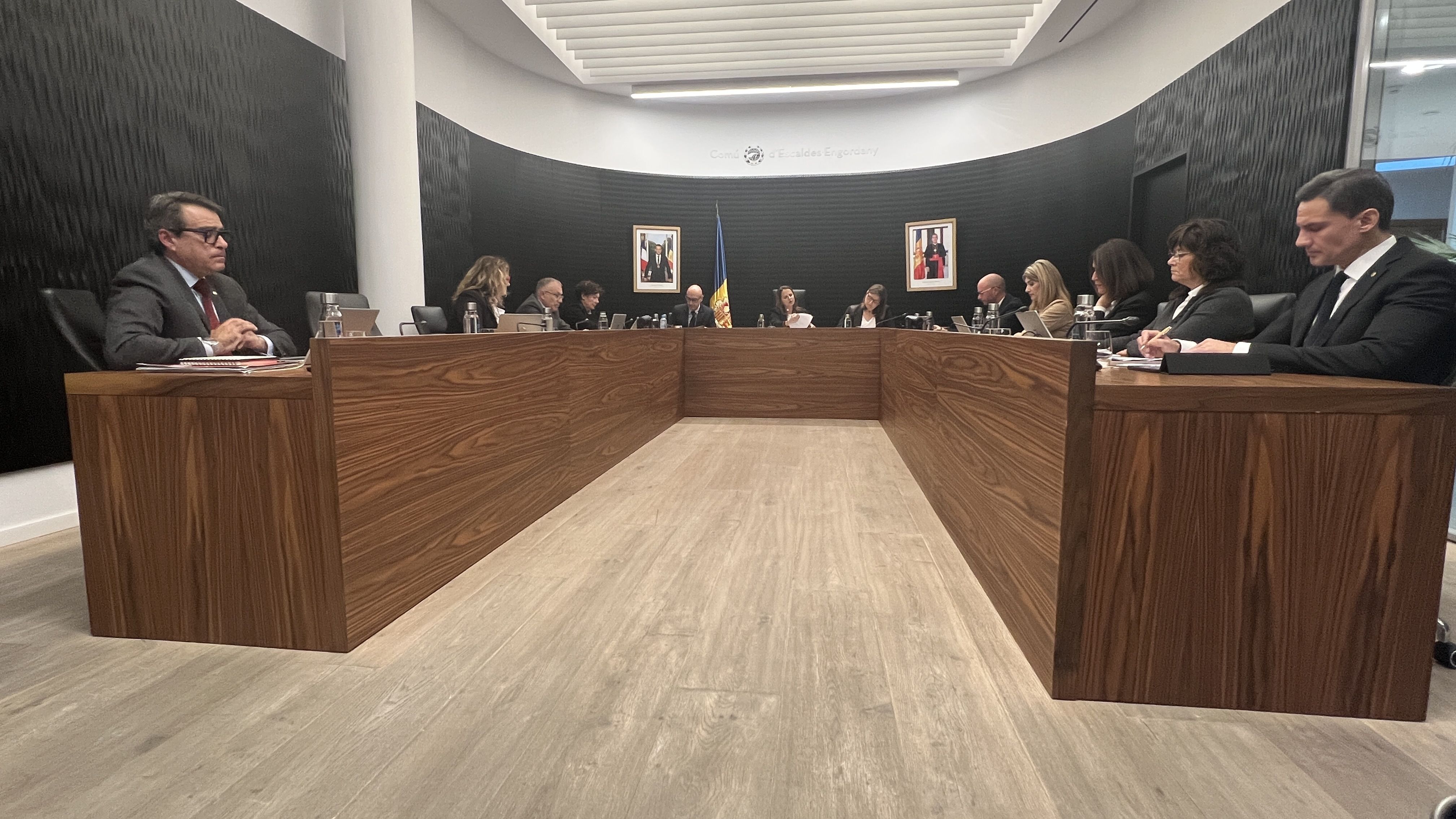 Una vista general de la sala de plens durant la celebració de la sessió, amb David Pérez (esquerra) en el seu nou lloc. Una vista general de la sala de plens durant la celebració de la sessió, amb David Pérez (esquerra) en el seu nou lloc.