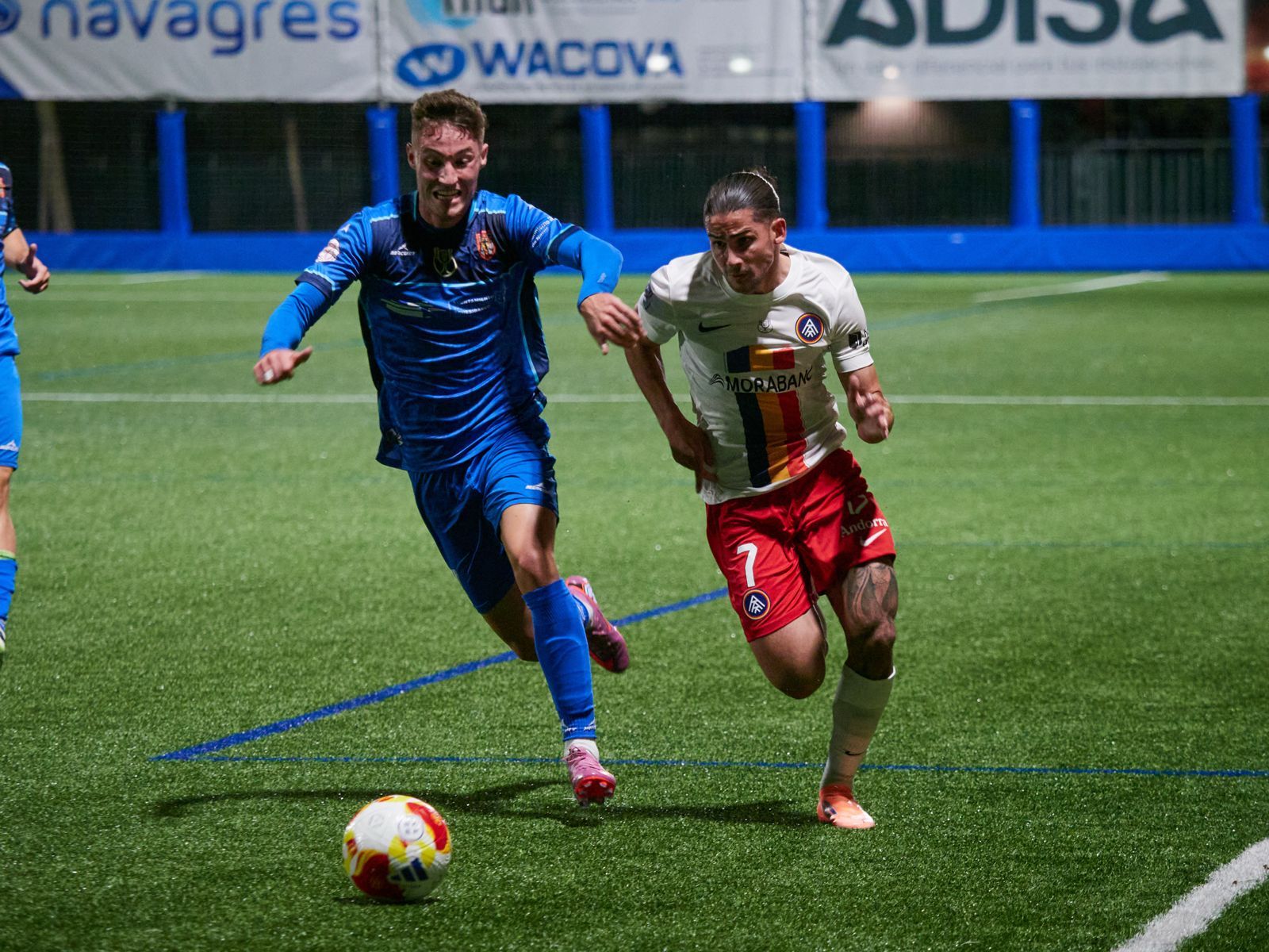 Álex Calvo, desequilibri pur pels dos costats. Álex Calvo, desequilibri pur pels dos costats.