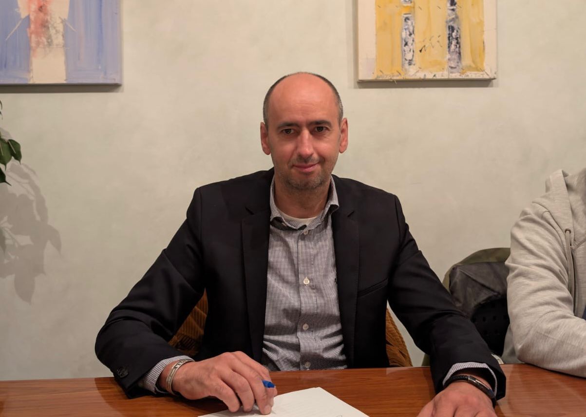 Artur Homs en el moment de signar l'acta de constitució del partit.