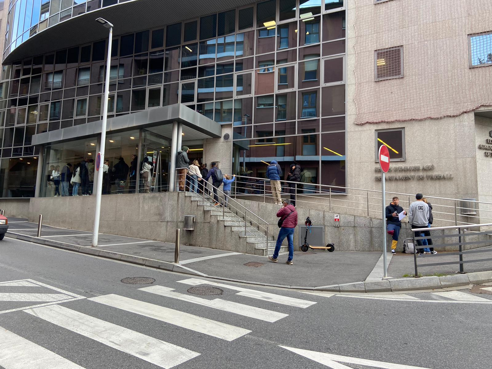 Cua al servei d'Immigració aquest divendres al matí. Cua al servei d'Immigració aquest divendres al matí.