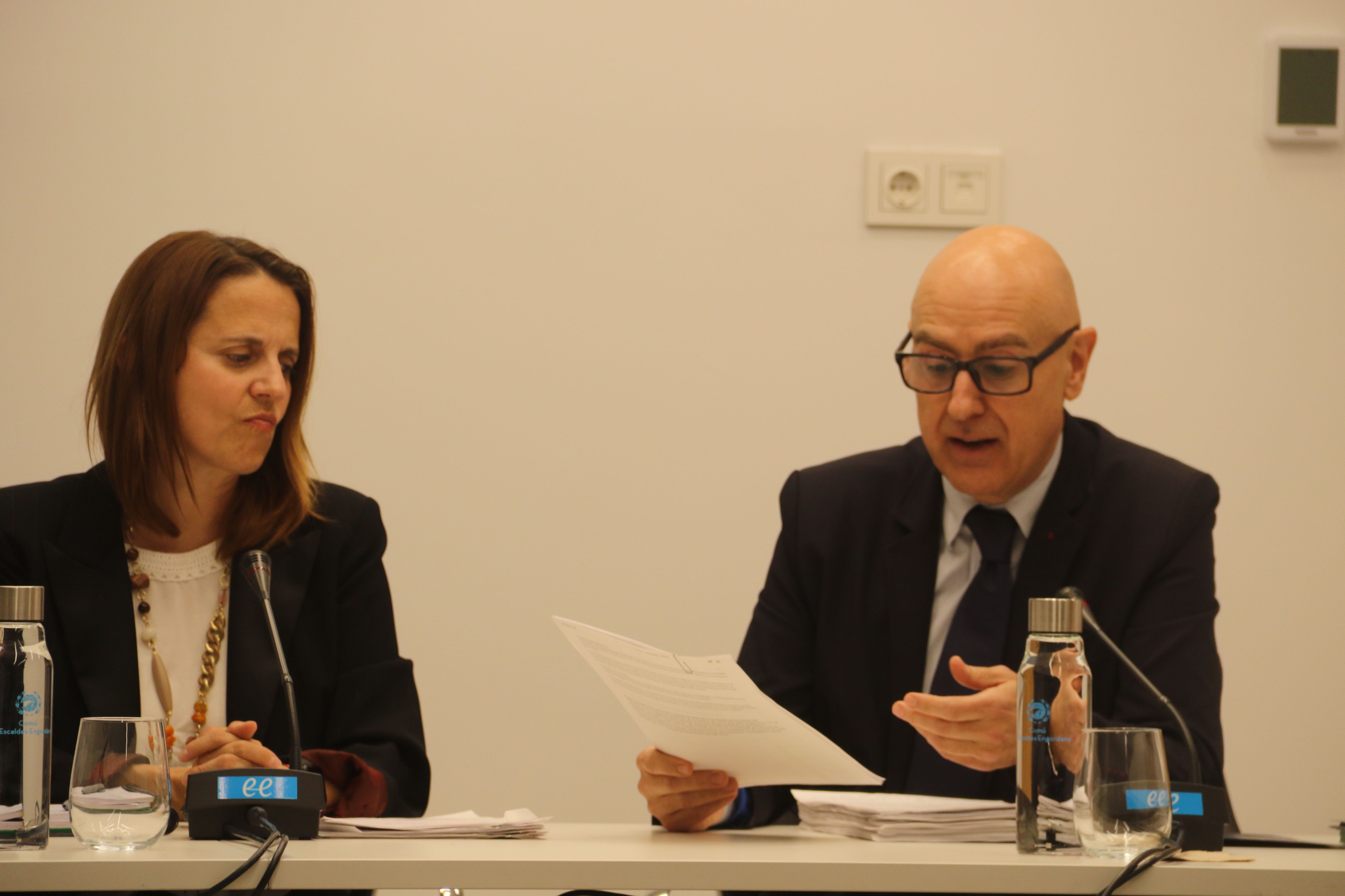 Rosa Gili i Quim Dolsa donant explicacions sobre diversos aspectes de la sessió comunal.