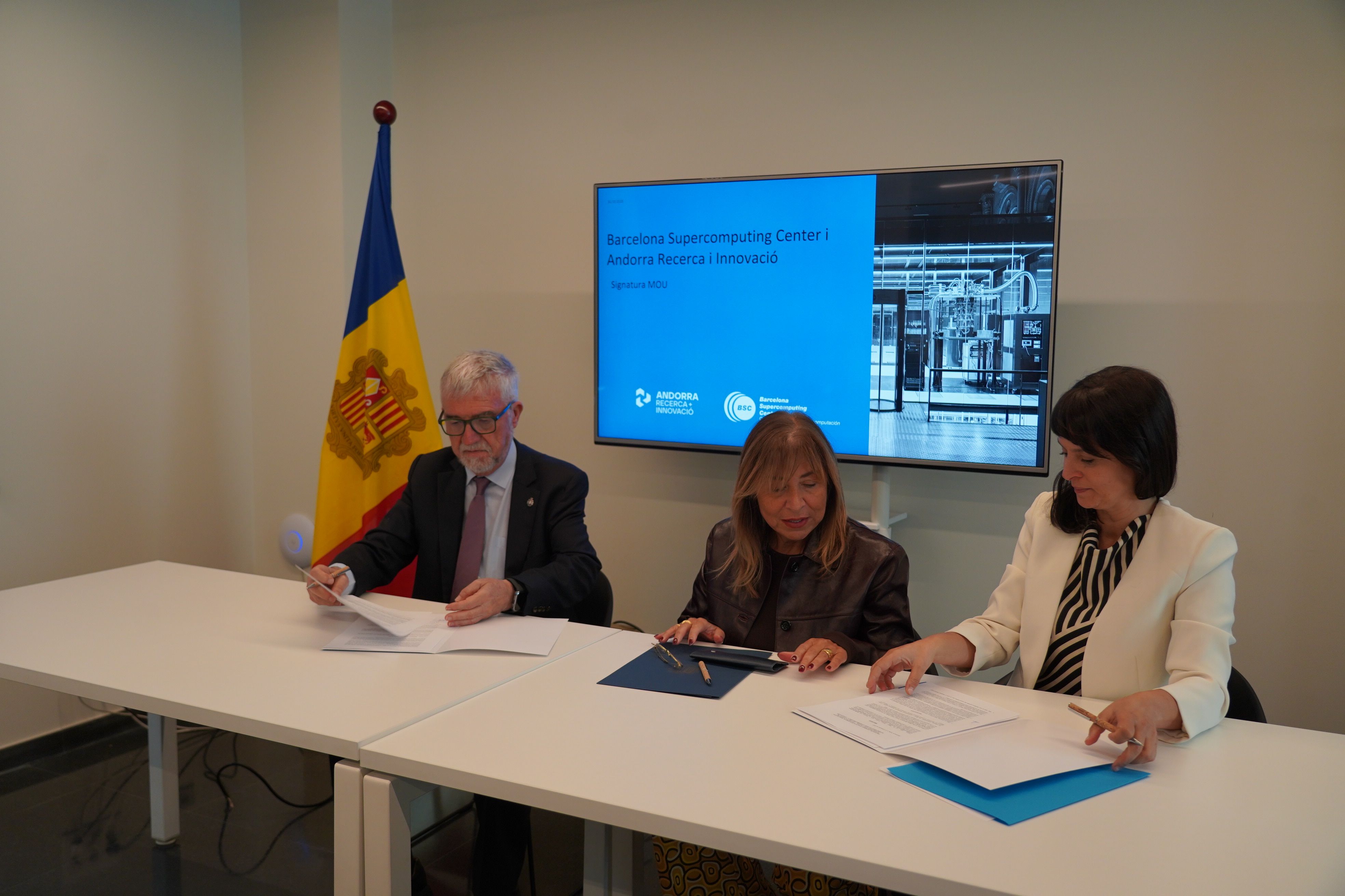 la ministra de Presidència, Economia, Treball i Habitatge del Govern d’Andorra, Conxita Marsol, el director del BSC-CNS, Mateo Valero i la gerenta d’AR+I, Marta Domènech. 
