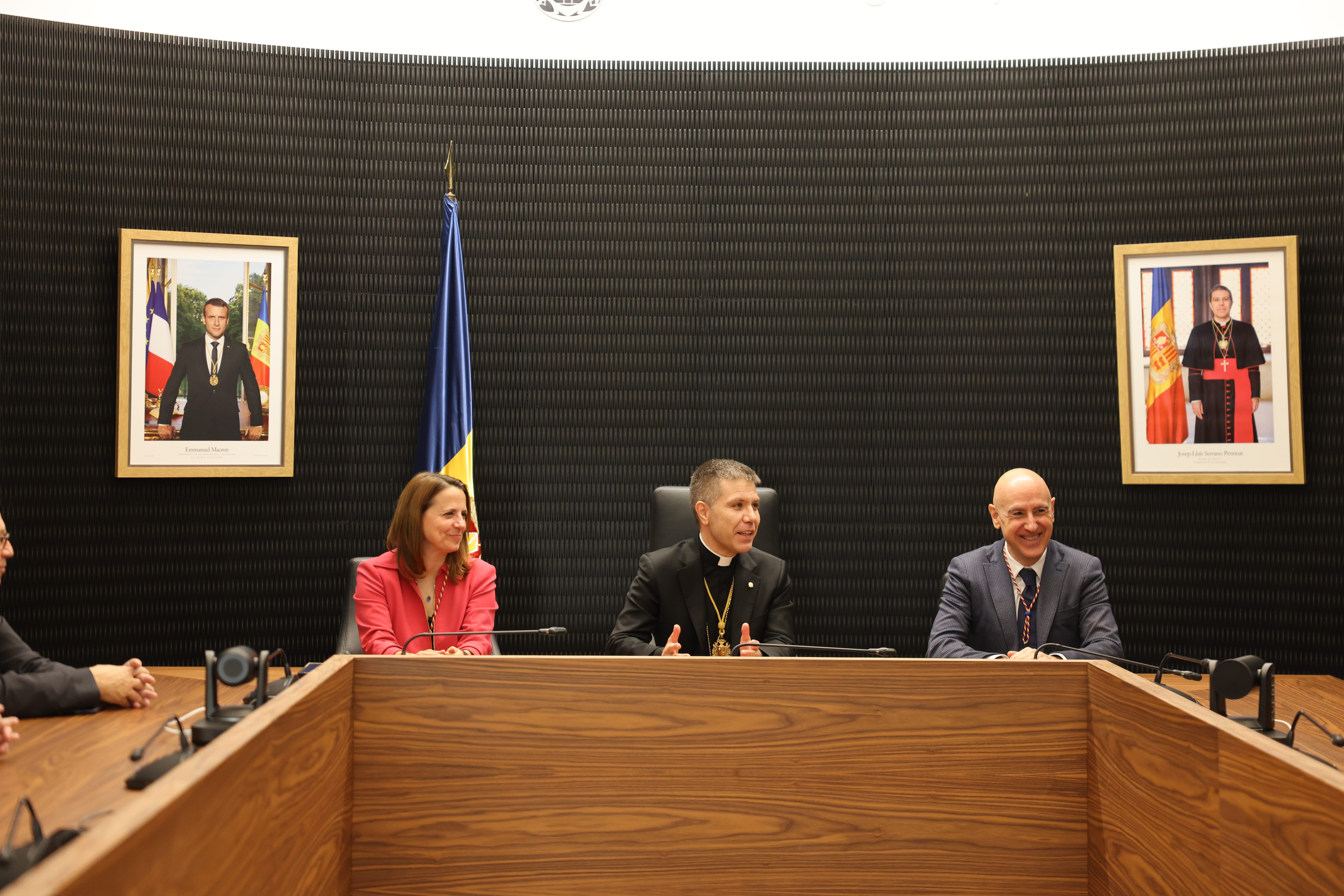 Rosa Gili i Quim Dolsa i el copríncep episcopal durant la visita al comú.