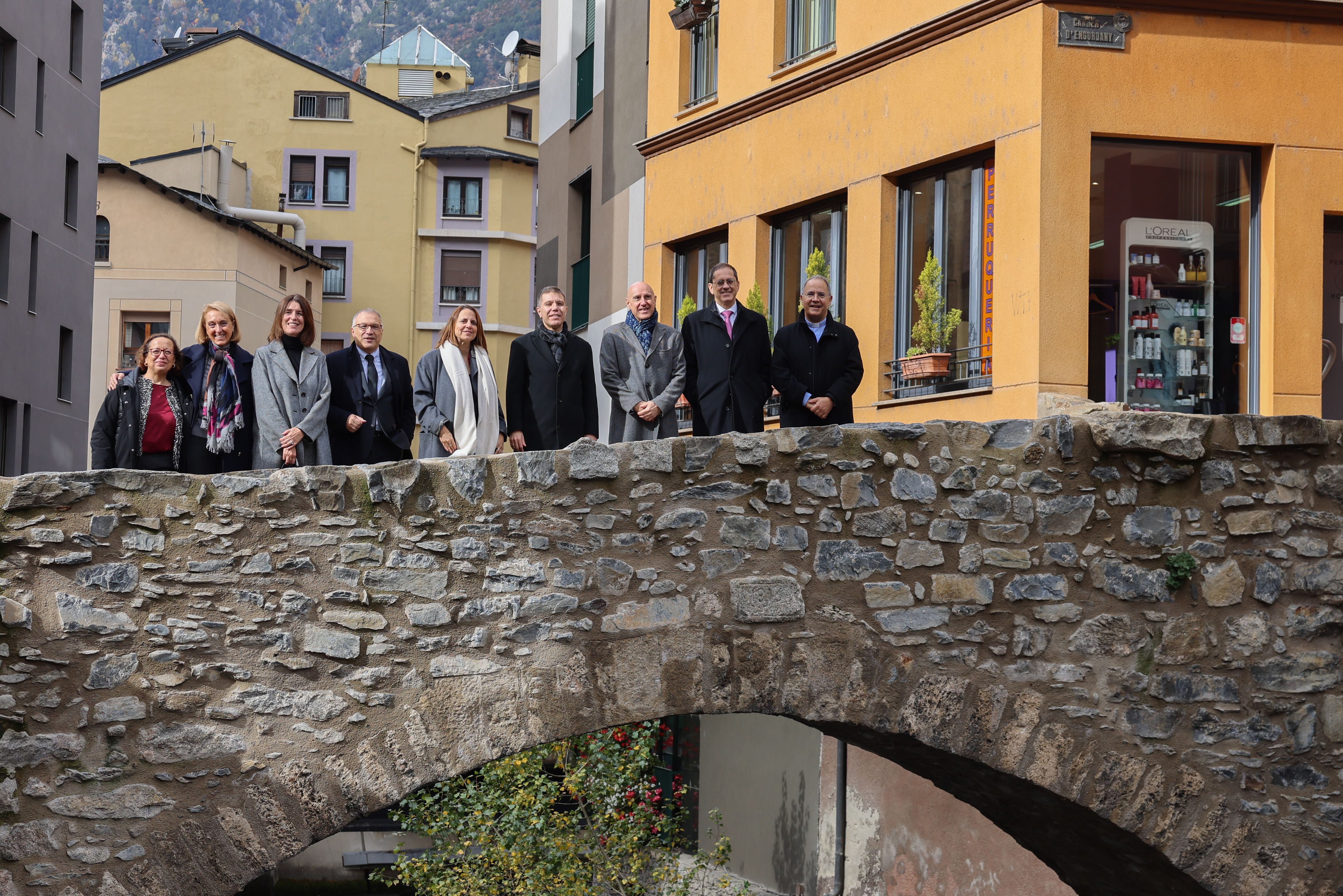 La corporació comunal ensenyant a Serrano Pentinat punts emblemàtics de la parròquia.