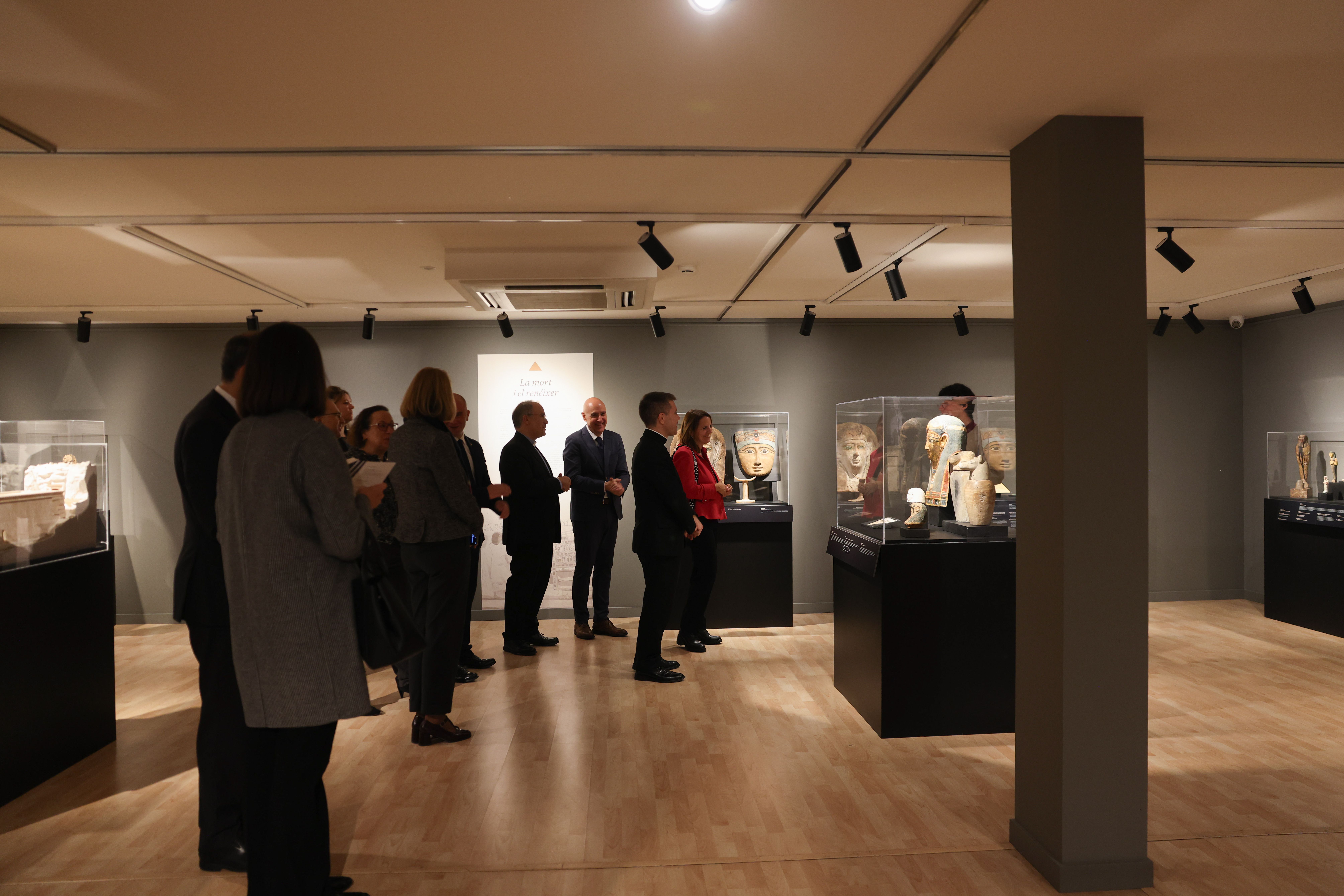 El copríncep visitant l'exposició de l'antic Egipte del CAEE.