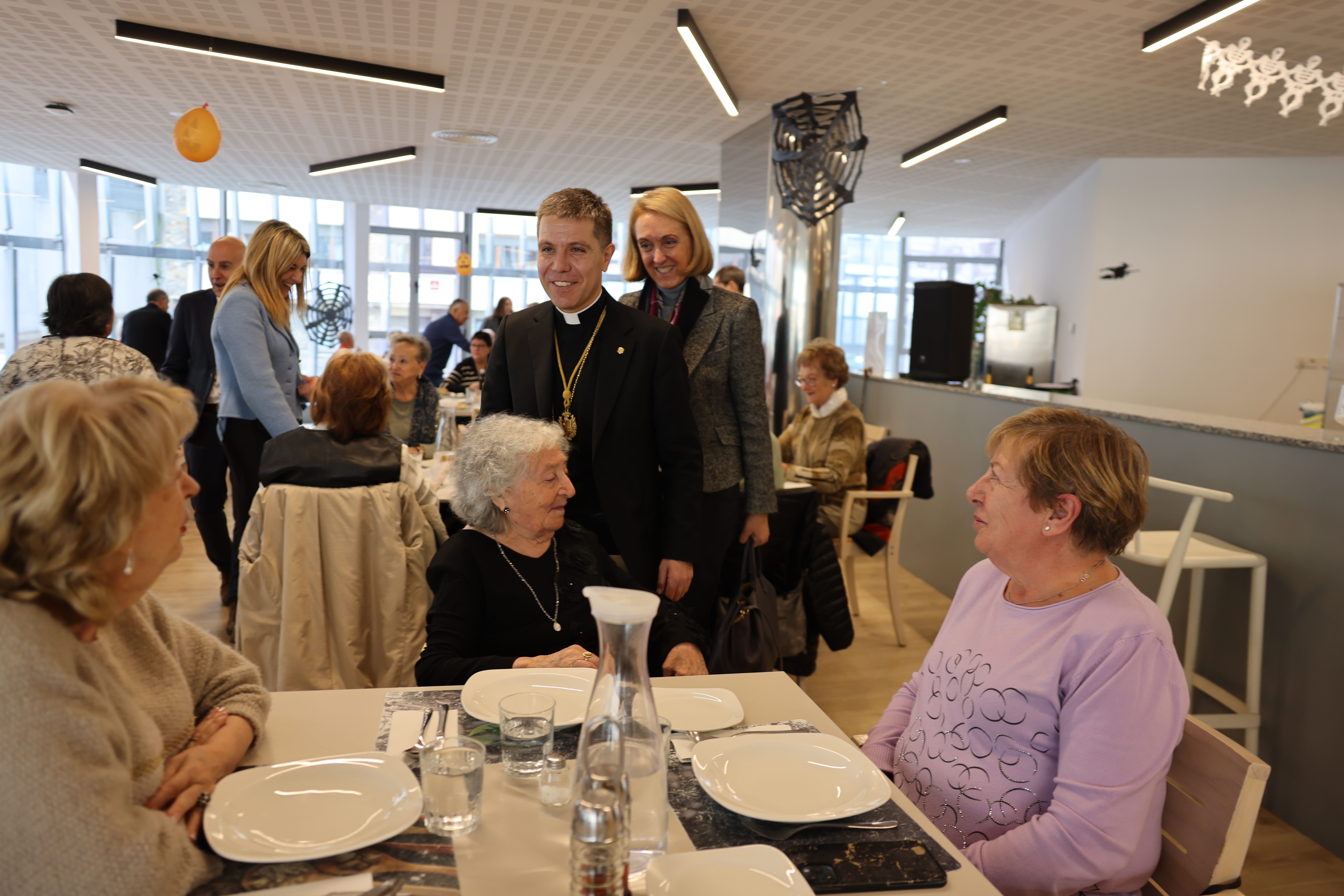 Serrano Pentinat ha dinat a la Llar de Jubilats acompanyat dels padrins i les padrines de la parròquia.