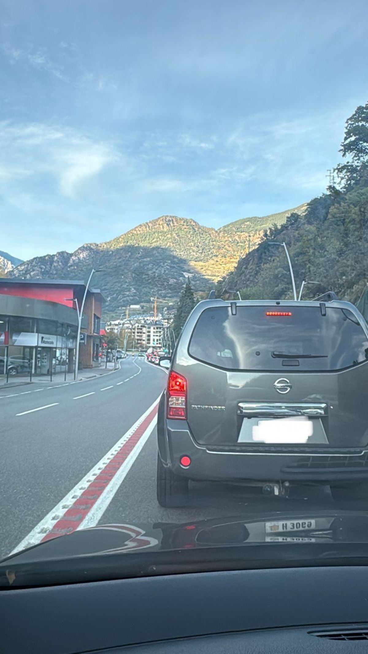 Cua de cotxes en direcció a Sant Julià aquest divendres.