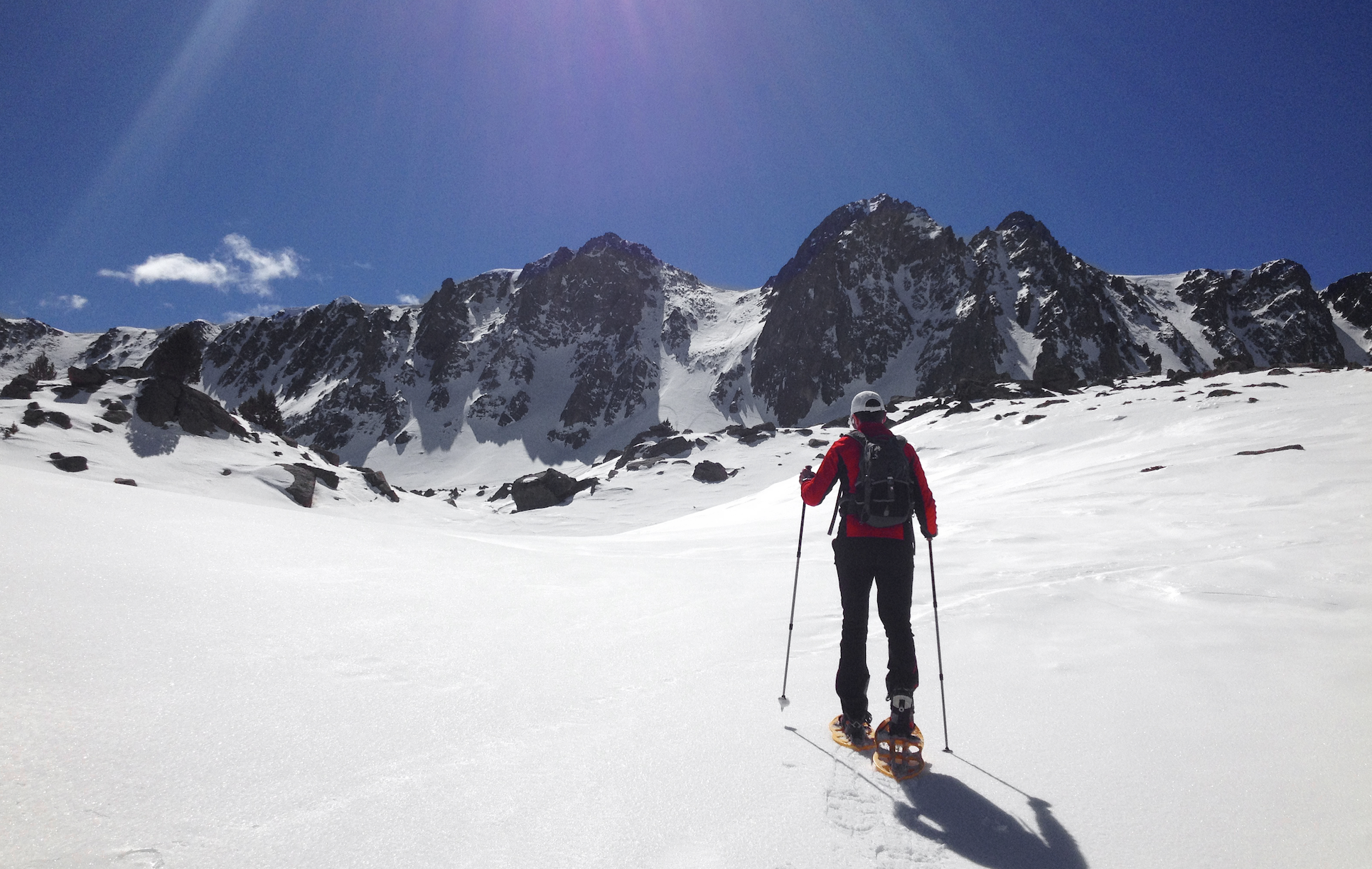 Una persona fent activitat a la muntanya.
