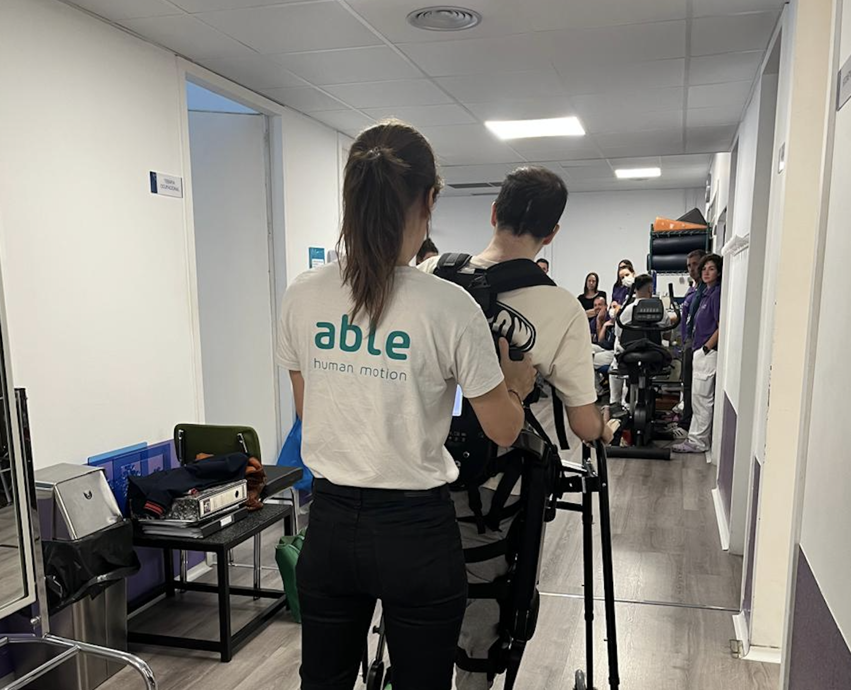 L’Iván prova l’aparell assistit per una tècnic de l’empresa catalana ABLE Human Motion.