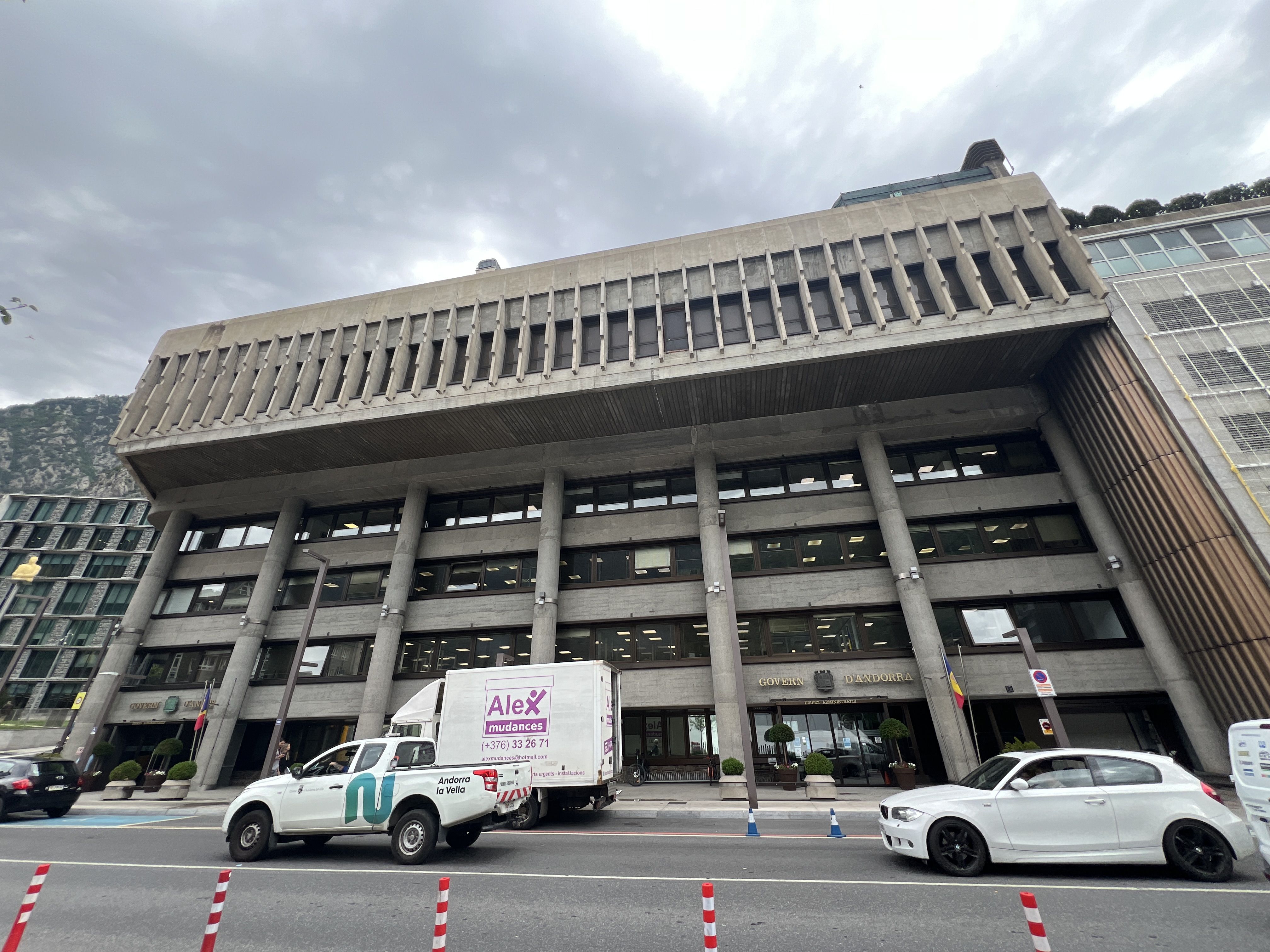 Una imatge de l'edifici administratiu de Prat de la Creu.