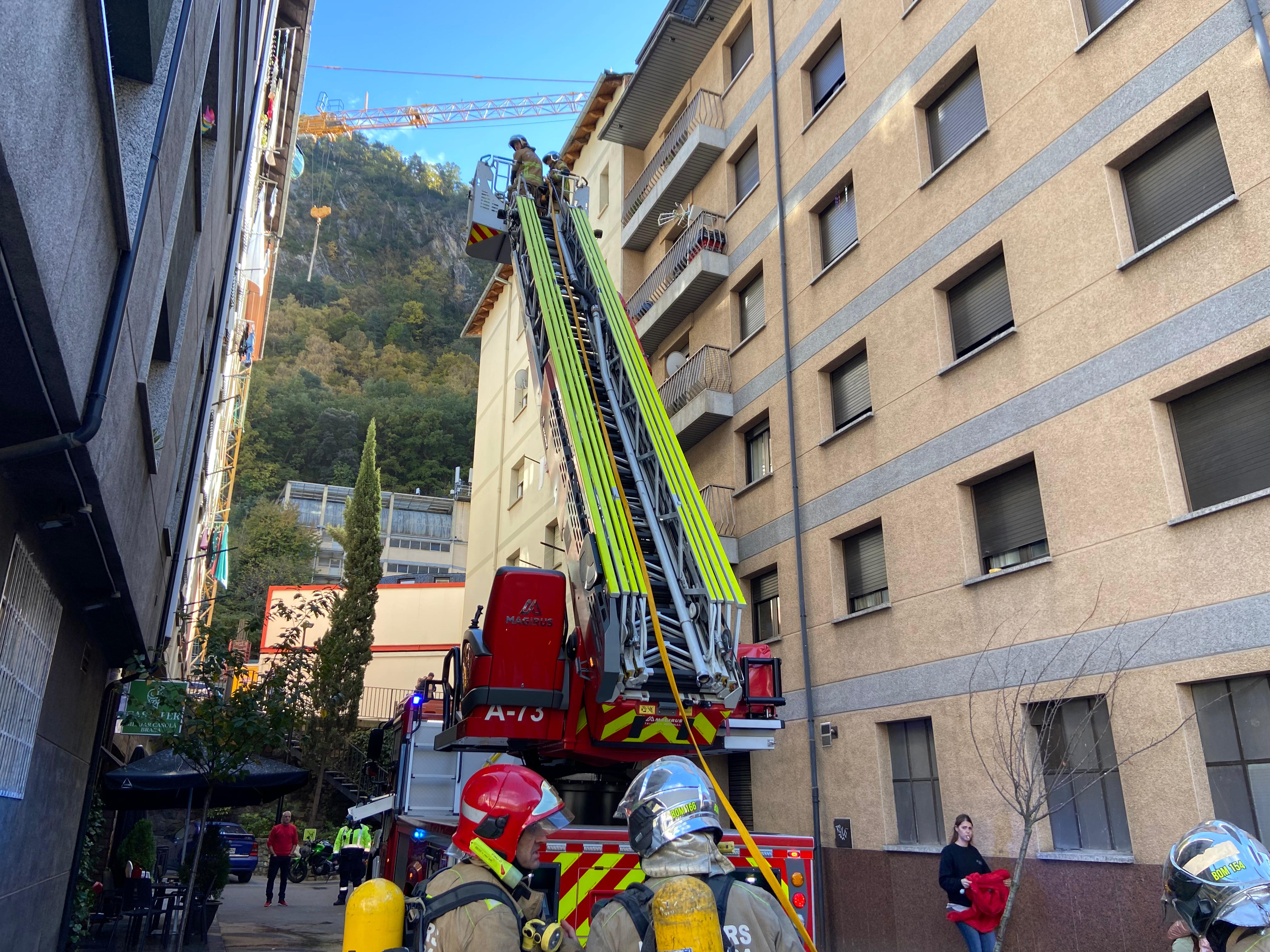Ensurt per la crema del tub de xemeneia de la cuina d’un restaurant a Andorra la Vella