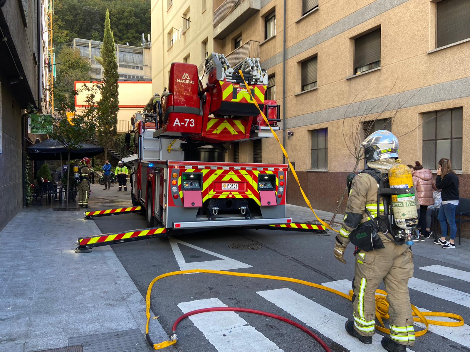 Els bombers, assegurant el tub abans de donar l'incendi per apaivagat.