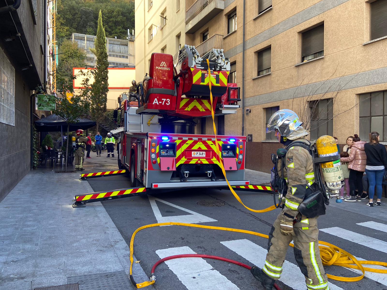 El camió escala de Bombers, preparat per llençar aigua al tub.