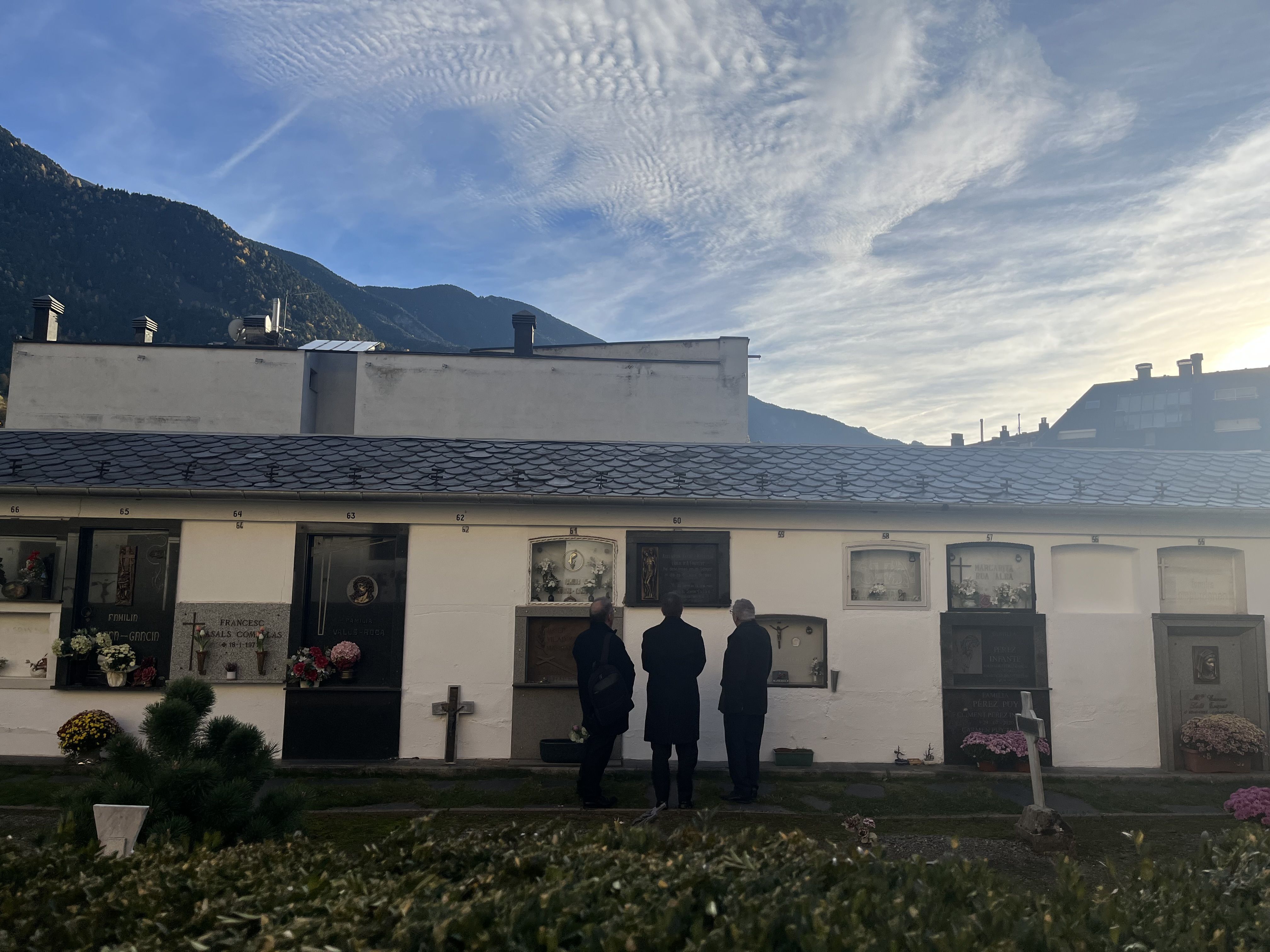 El copríncep episcopal acompanyat dels mossens Jaume Soy i Toni Elvira, han dedicat uns minuts a recordar els dos mossens enterrats al cementiri del Pessebre.