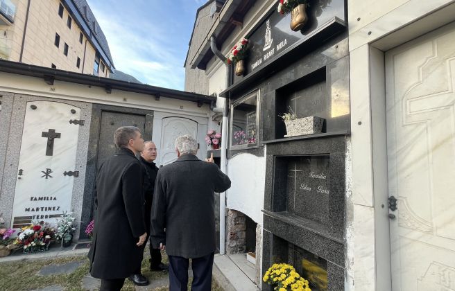 El copríncep episcopal acompanyat dels mossens Jaume Soy i Toni Elvira, han dedicat uns minuts a recordar els dos mossens enterrats al cementiri del Pessebre. El copríncep episcopal acompanyat dels mossens Jaume Soy i Toni Elvira, han dedicat uns minuts a recordar els dos mossens enterrats al cementiri del Pessebre.