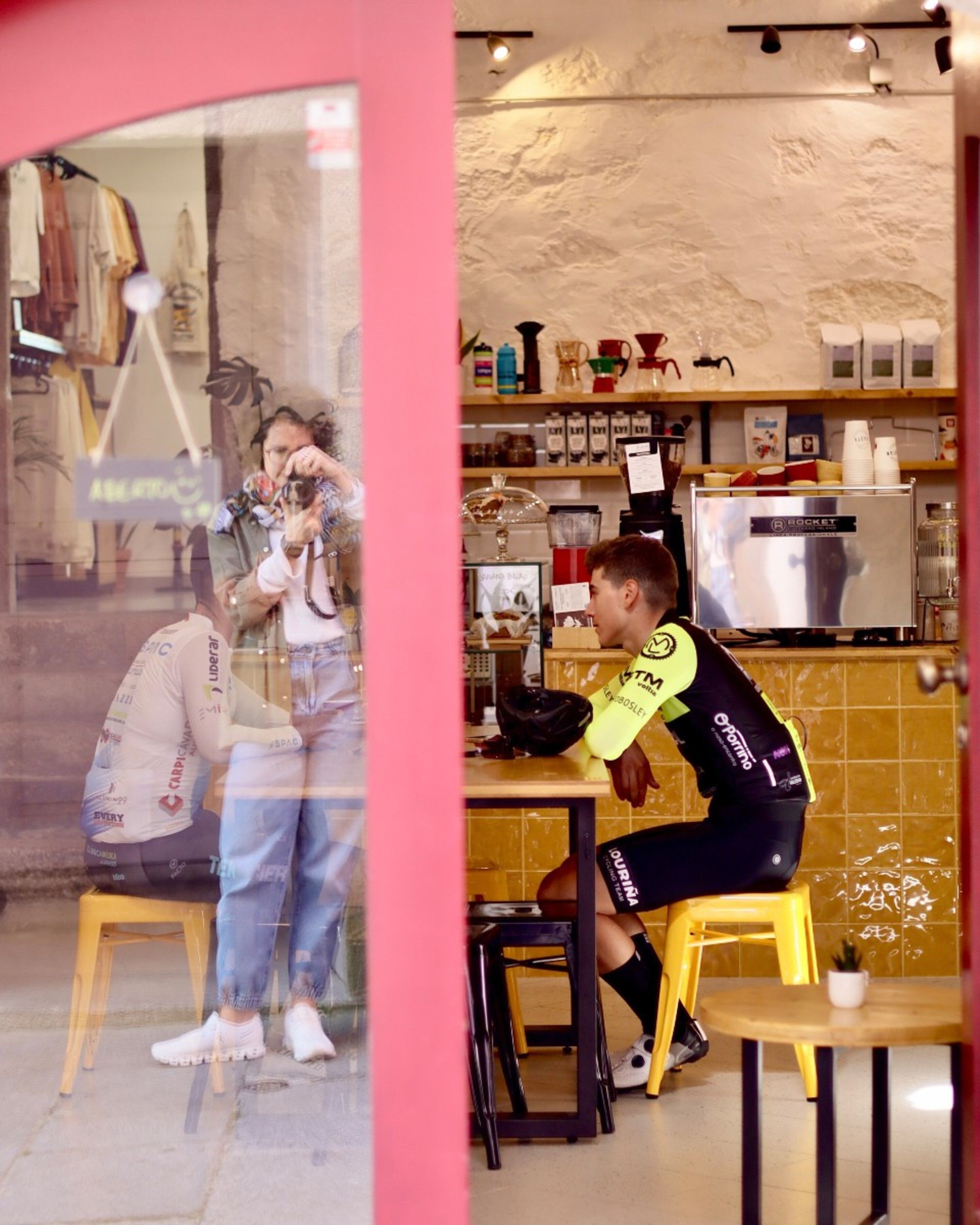 Soraya Borlido fent una foto en la cafeteria inspirada en el món del ciclisme que regenta a Viano do Castelo.