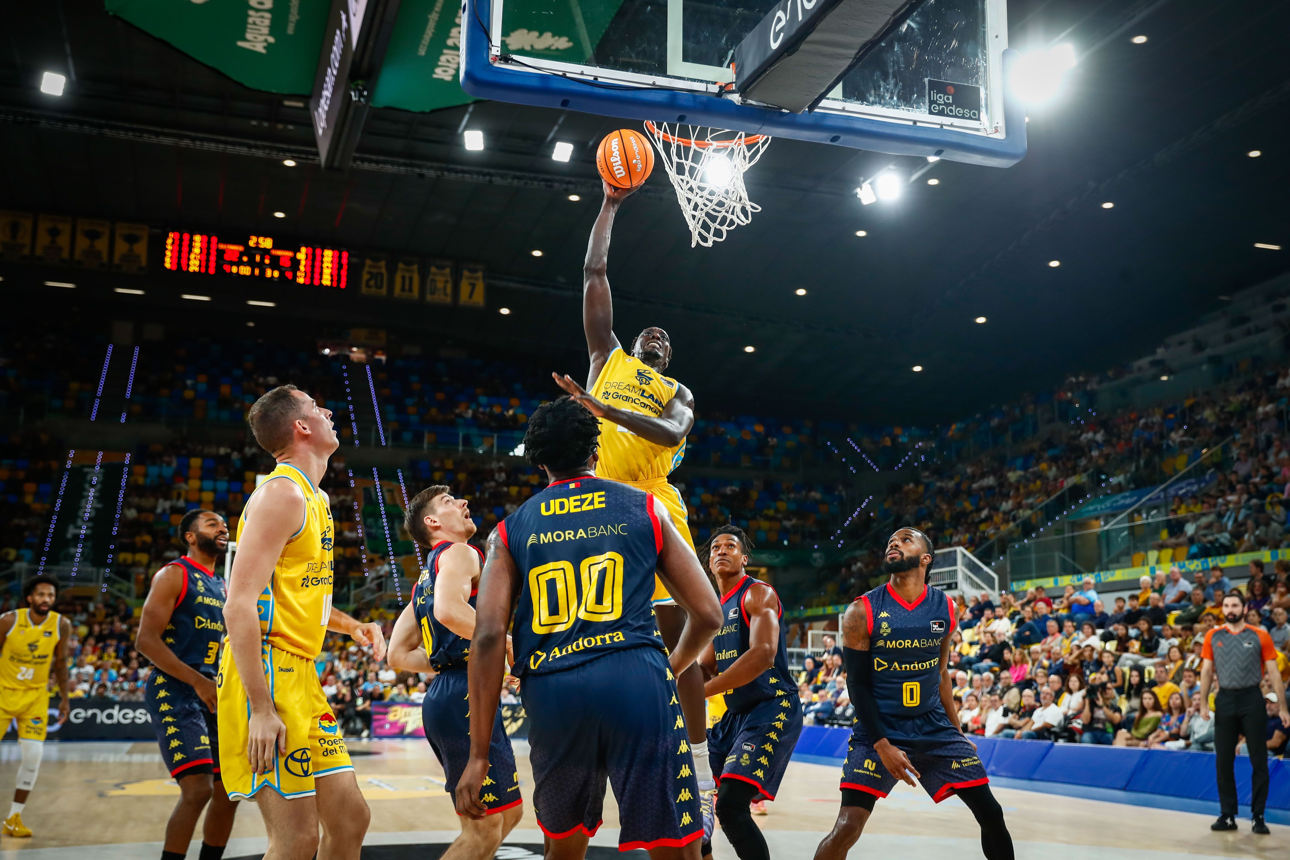 Kuath rebenta la cistella davant la mirada dels jugadors del MoraBanc Andorra.