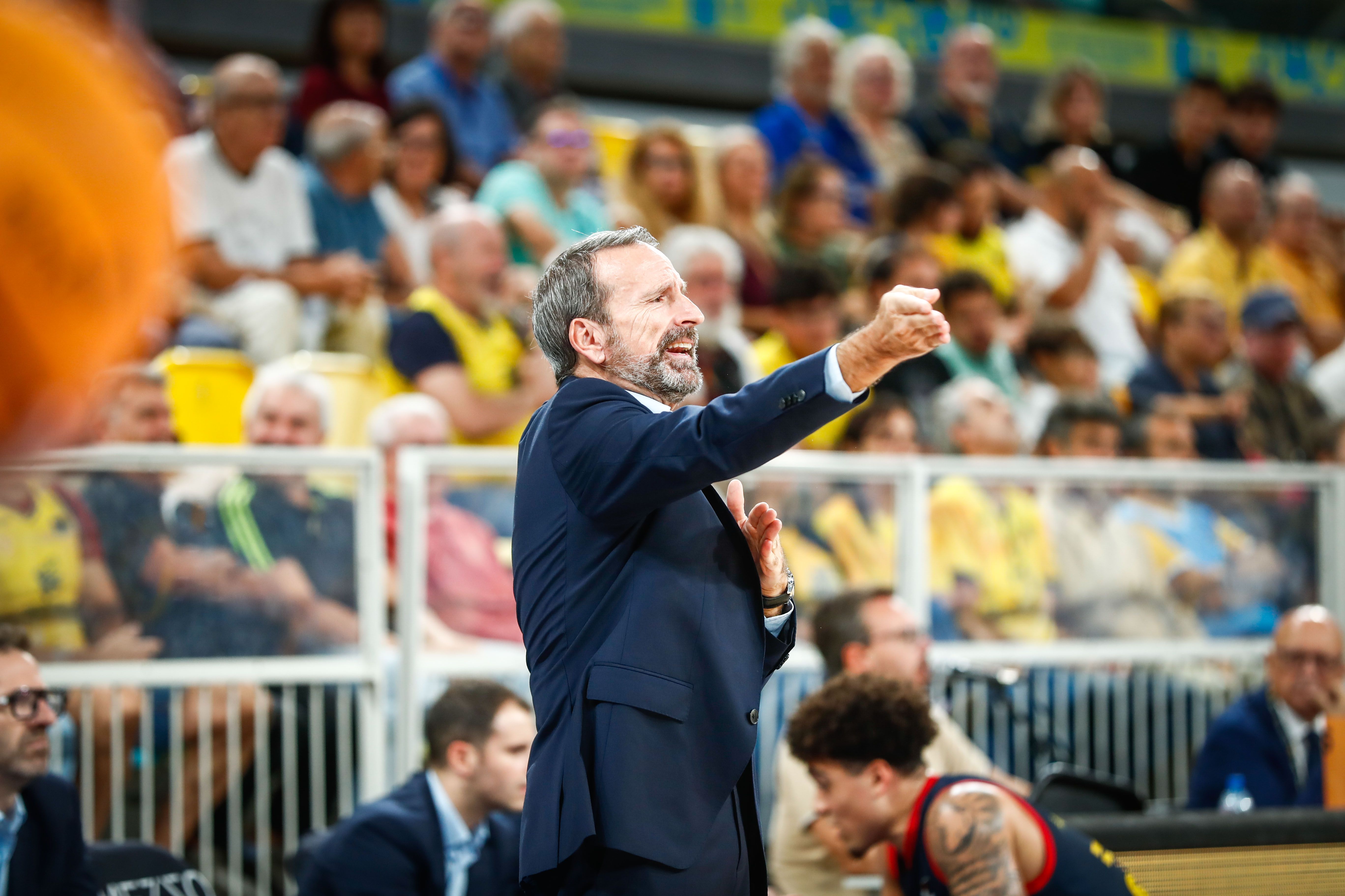 Joan Plaza, completament resignat, donant indicacions als seus. Joan Plaza, completament resignat, donant indicacions als seus.