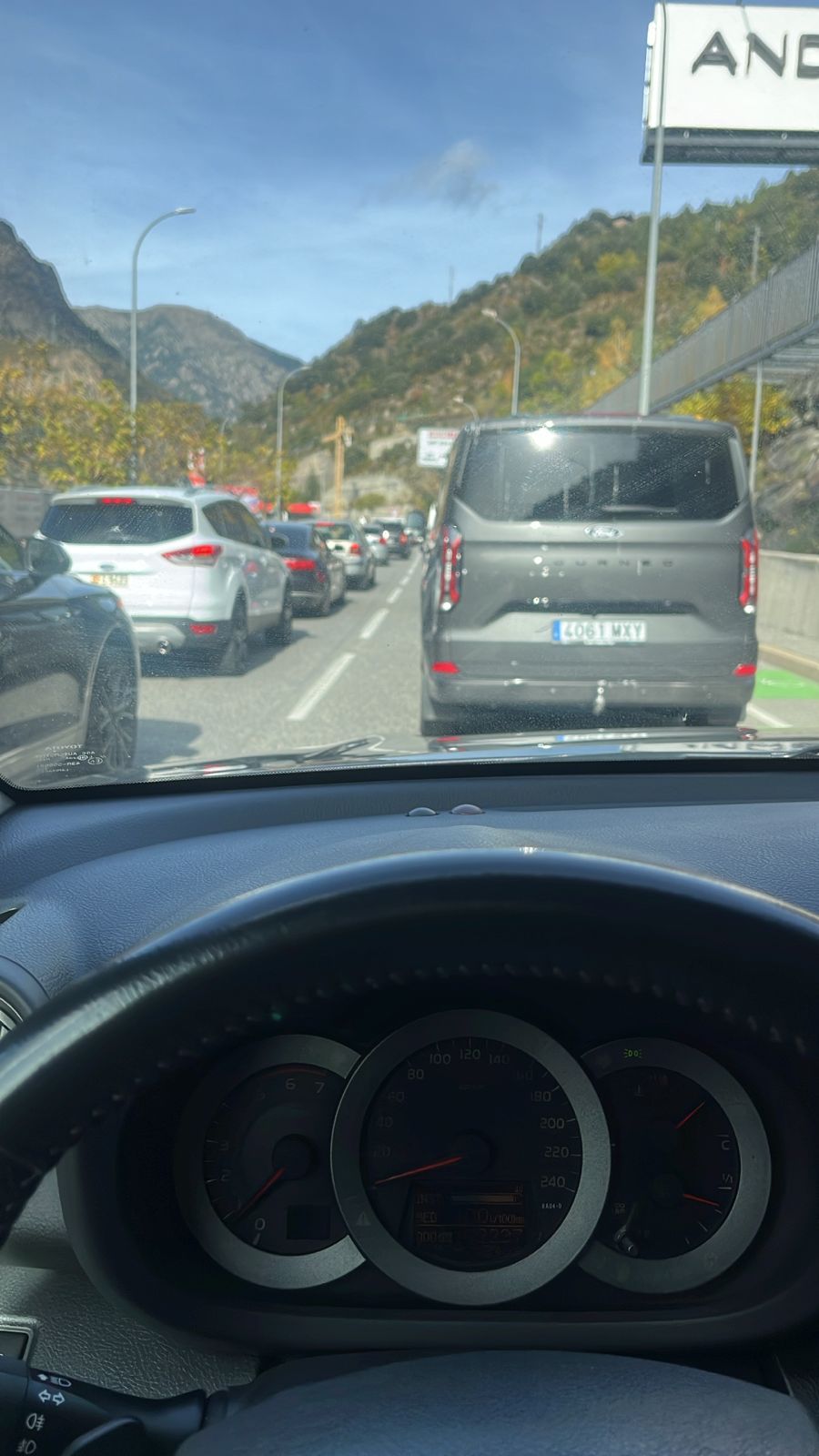 Cues a l'entrada de Sant Julià de Lòria. Cues a l'entrada de Sant Julià de Lòria.