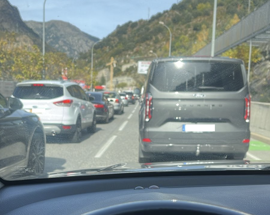 Cues a l'entrada de Sant Julià de Lòria. Cues a l'entrada de Sant Julià de Lòria.