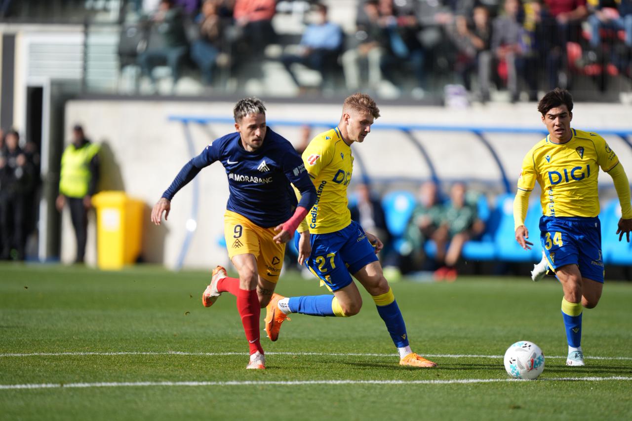 Manu Nieto, molta voluntat però poc resolutiu en atac. Manu Nieto, molta voluntat però poc resolutiu en atac.