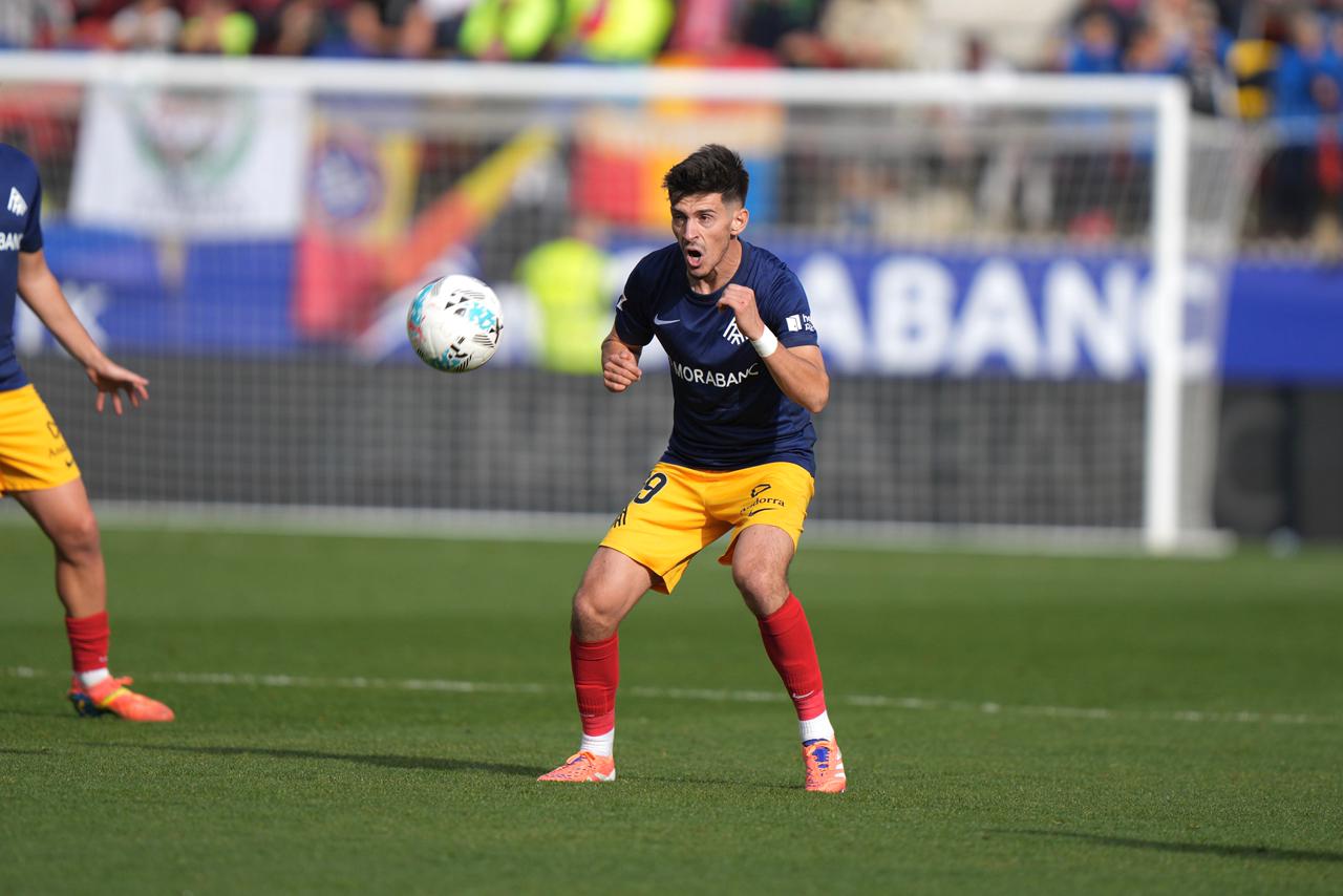 Imanol García de Albéniz, controlant una pilota a la recta final. Imanol García de Albéniz, controlant una pilota a la recta final.