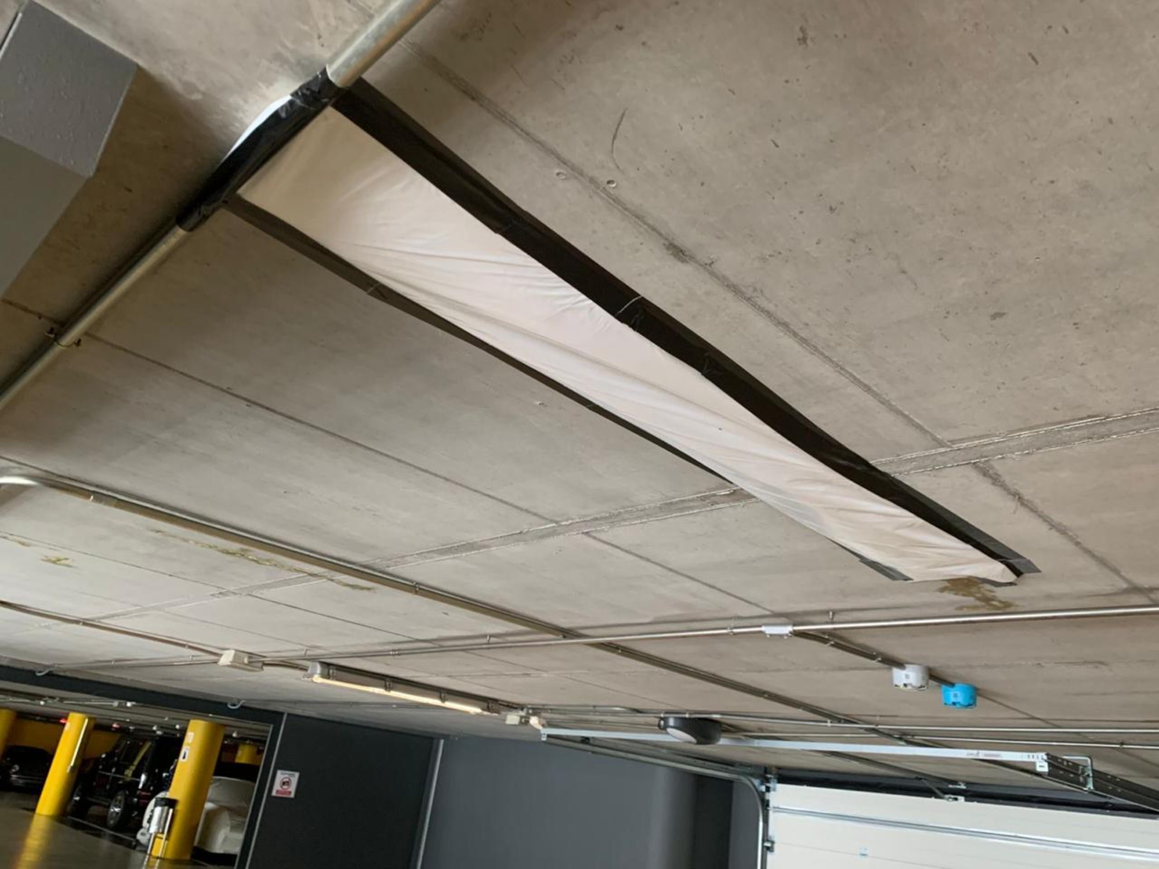 Un dels plàstics col·locats al sostre d'una de les plantes de l'aparcament per tal de contenir l'aigua que es filtra.