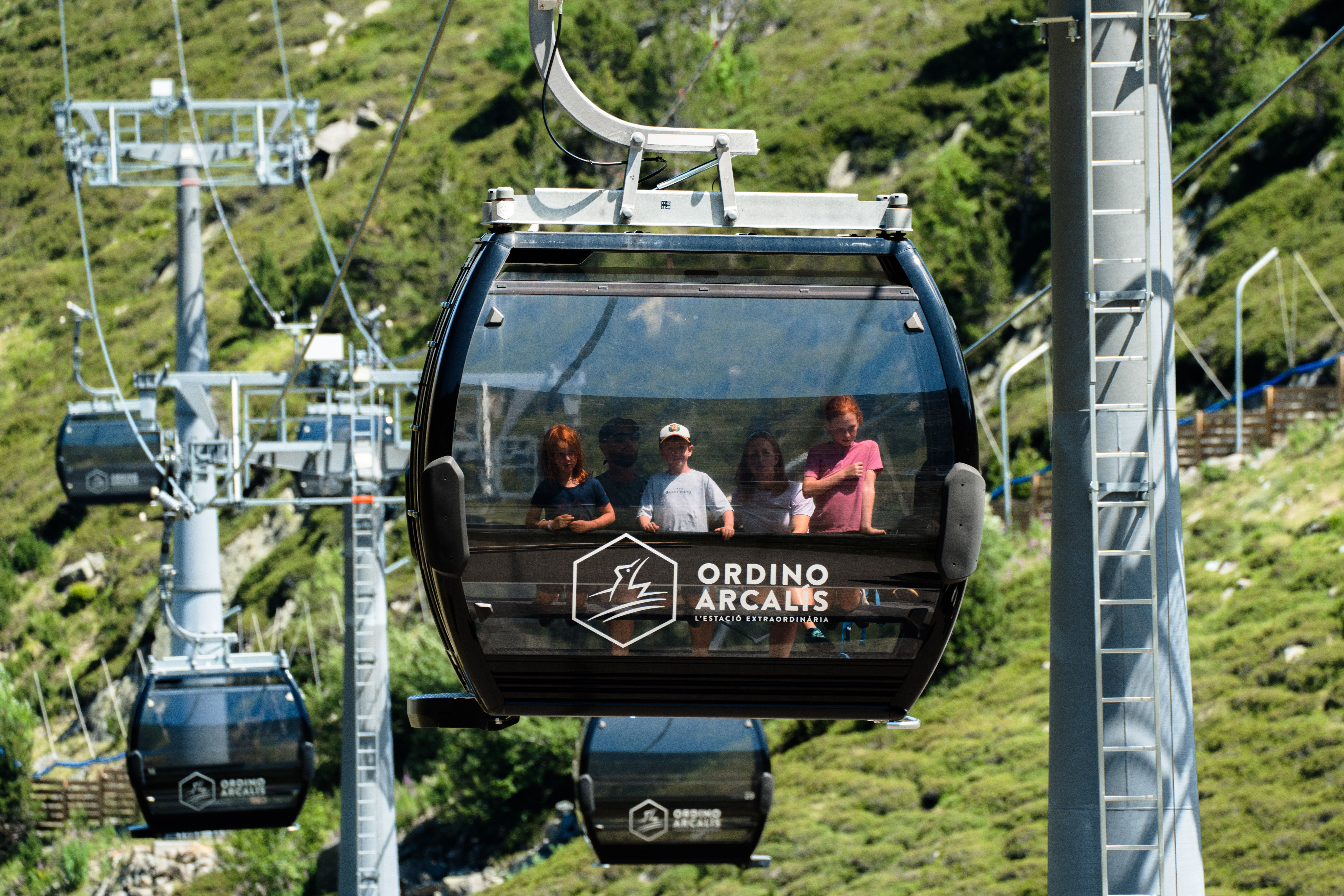 El telecabina de Tristaina, per pujar als llacs i el mirador. 