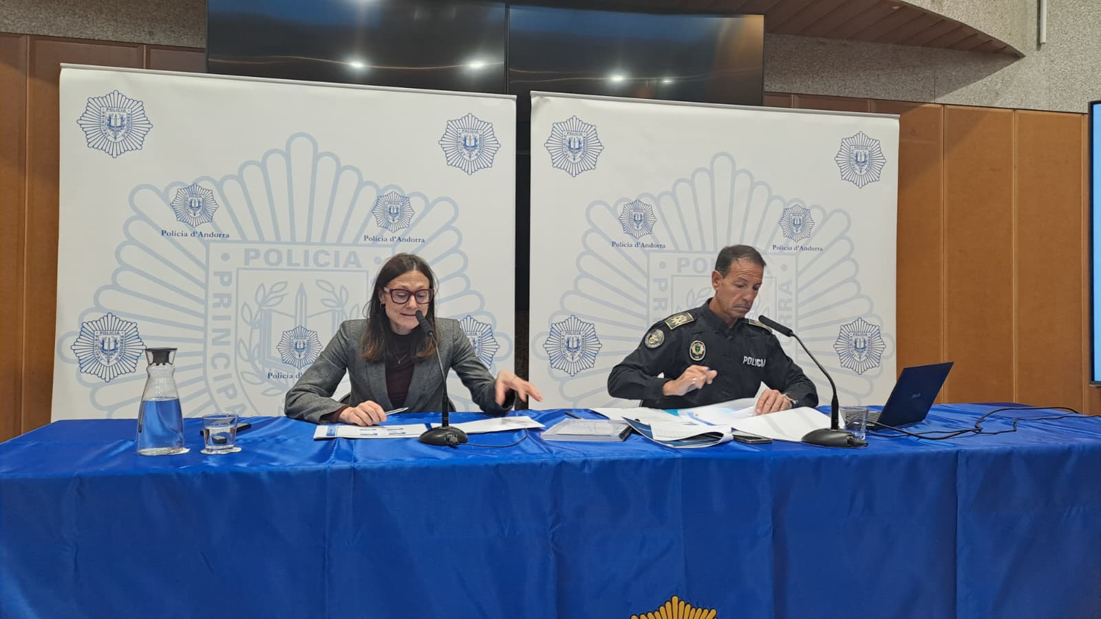 Molné i Lasne, durant la roda de premsa. Molné i Lasne, durant la roda de premsa.