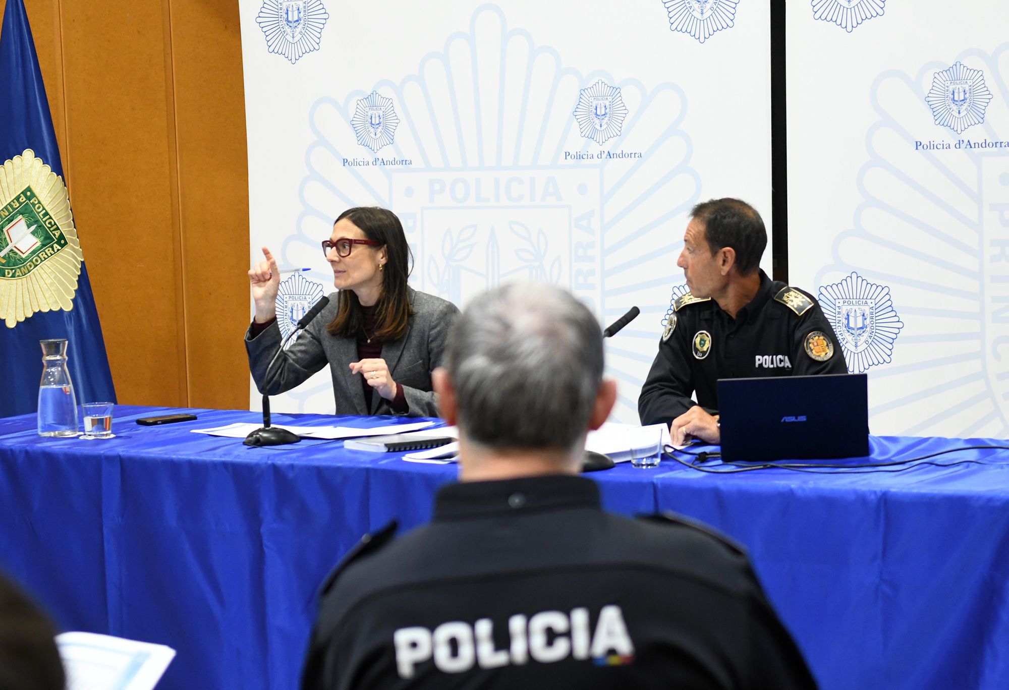 Molné i Lasne, durant la roda de premsa. Molné i Lasne, durant la roda de premsa.