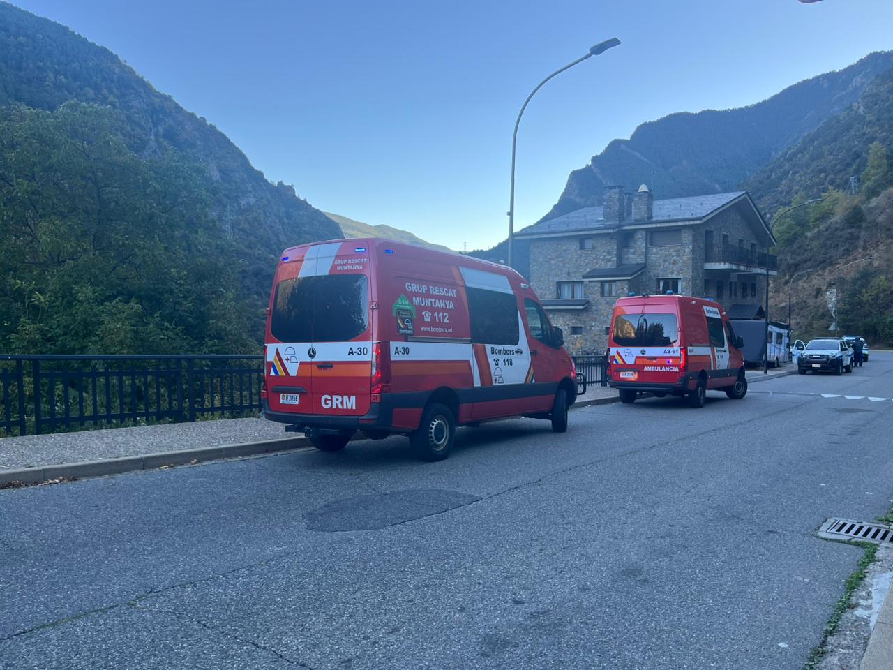 Vehicles de bombers i de la policia a la zona on ha tingut lloc l'incident.