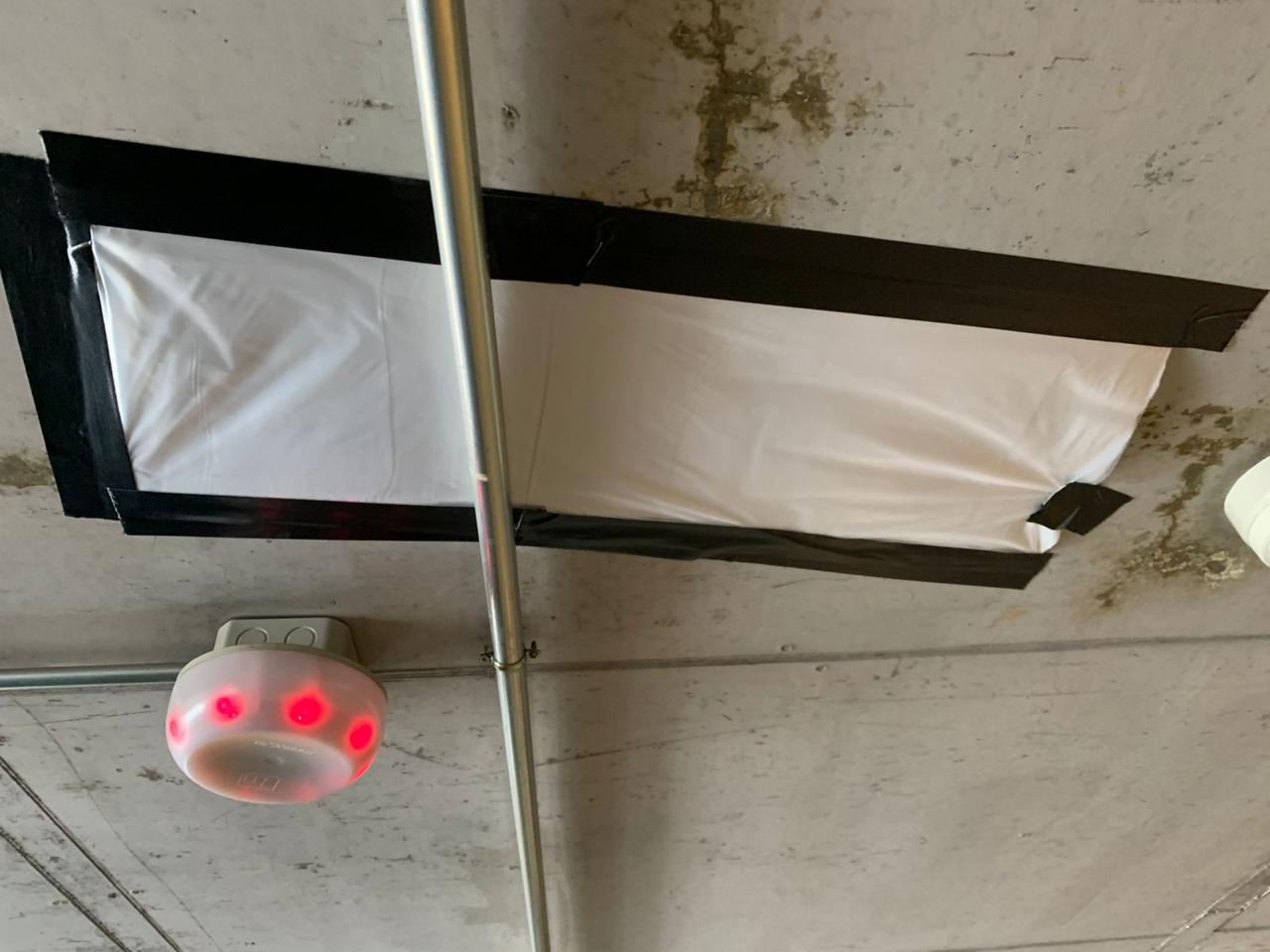 Imatge de les filtracions a l'interior del pàrquing Vinyes.