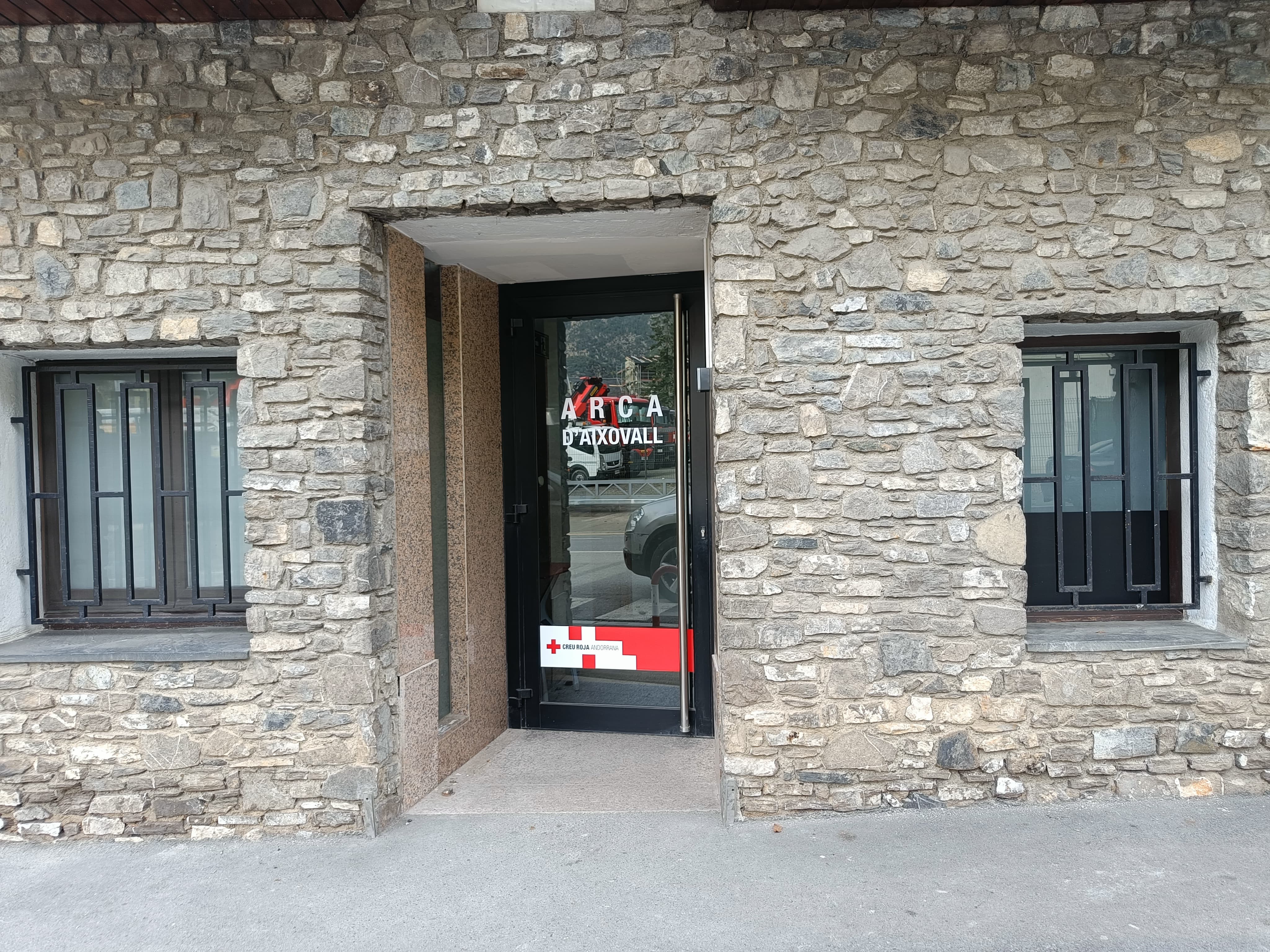 Entrada de l'hotel social de la Creu Roja batejat com a Arca d'Aixovall.