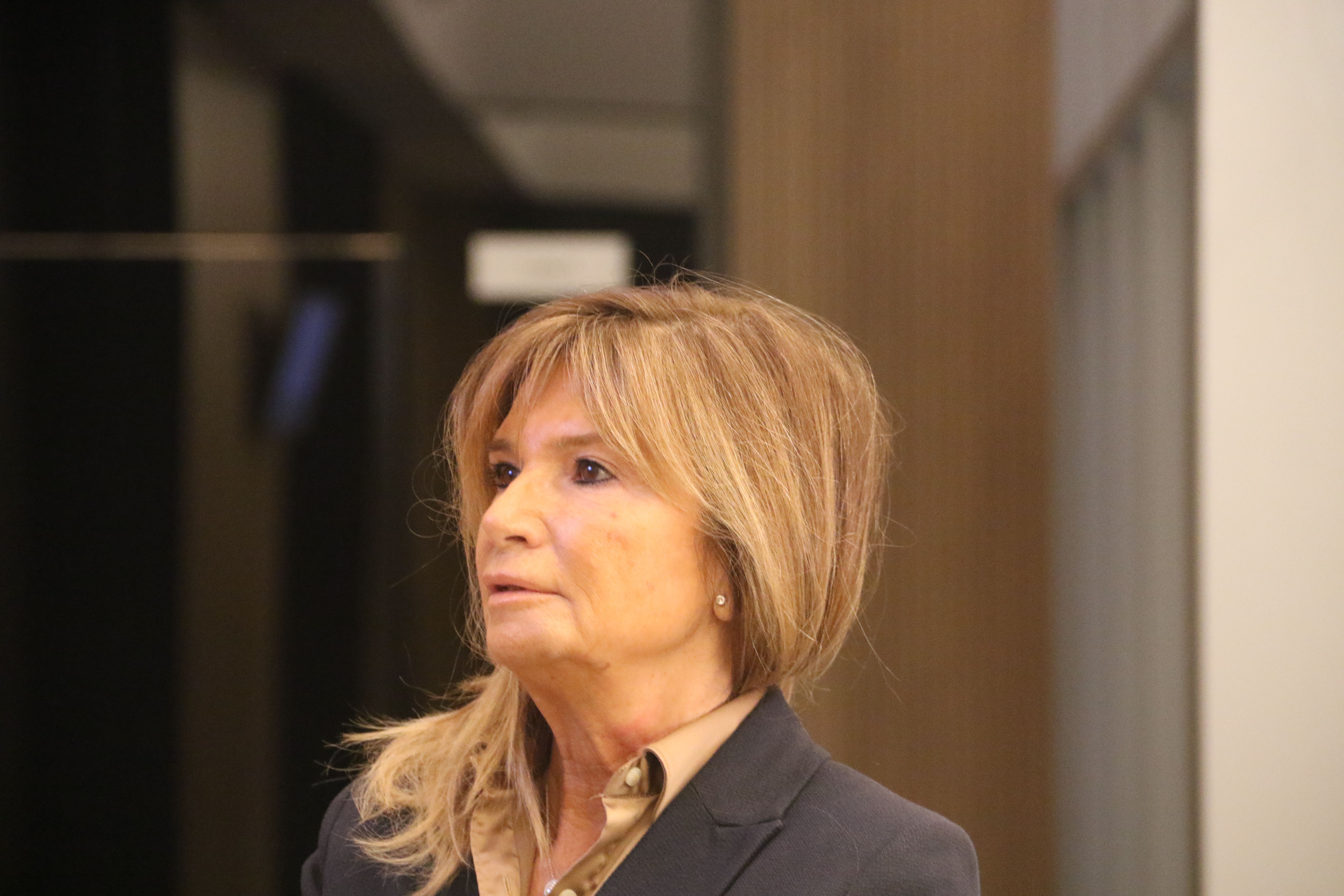 Elisa Muxella davant de la porta de la sala de la Cúria on es duen a terme les declaracions. Elisa Muxella davant de la porta de la sala de la Cúria on es duen a terme les declaracions.