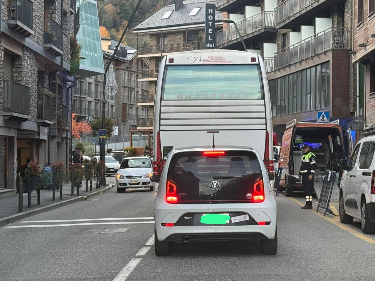Cua de vehicles que ha provocat l’accident.