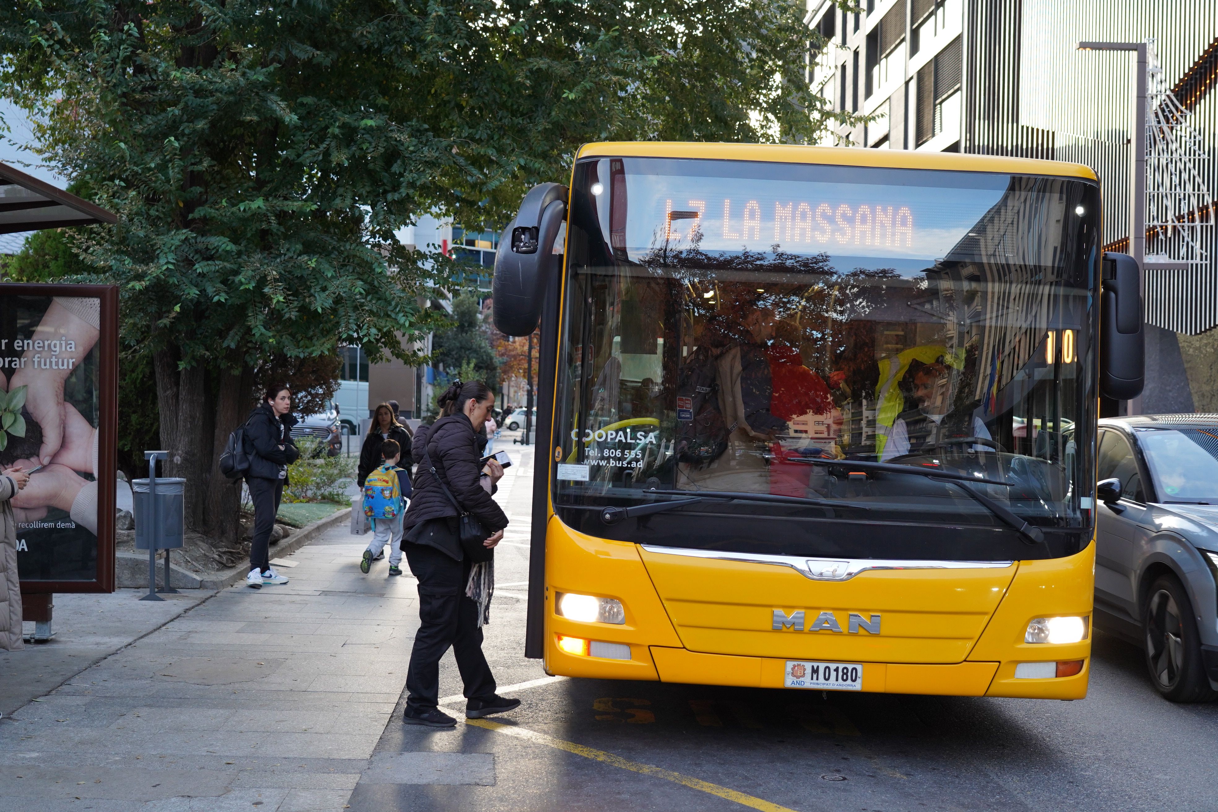 Viatgers pujant a un dels busos de la nova L7.