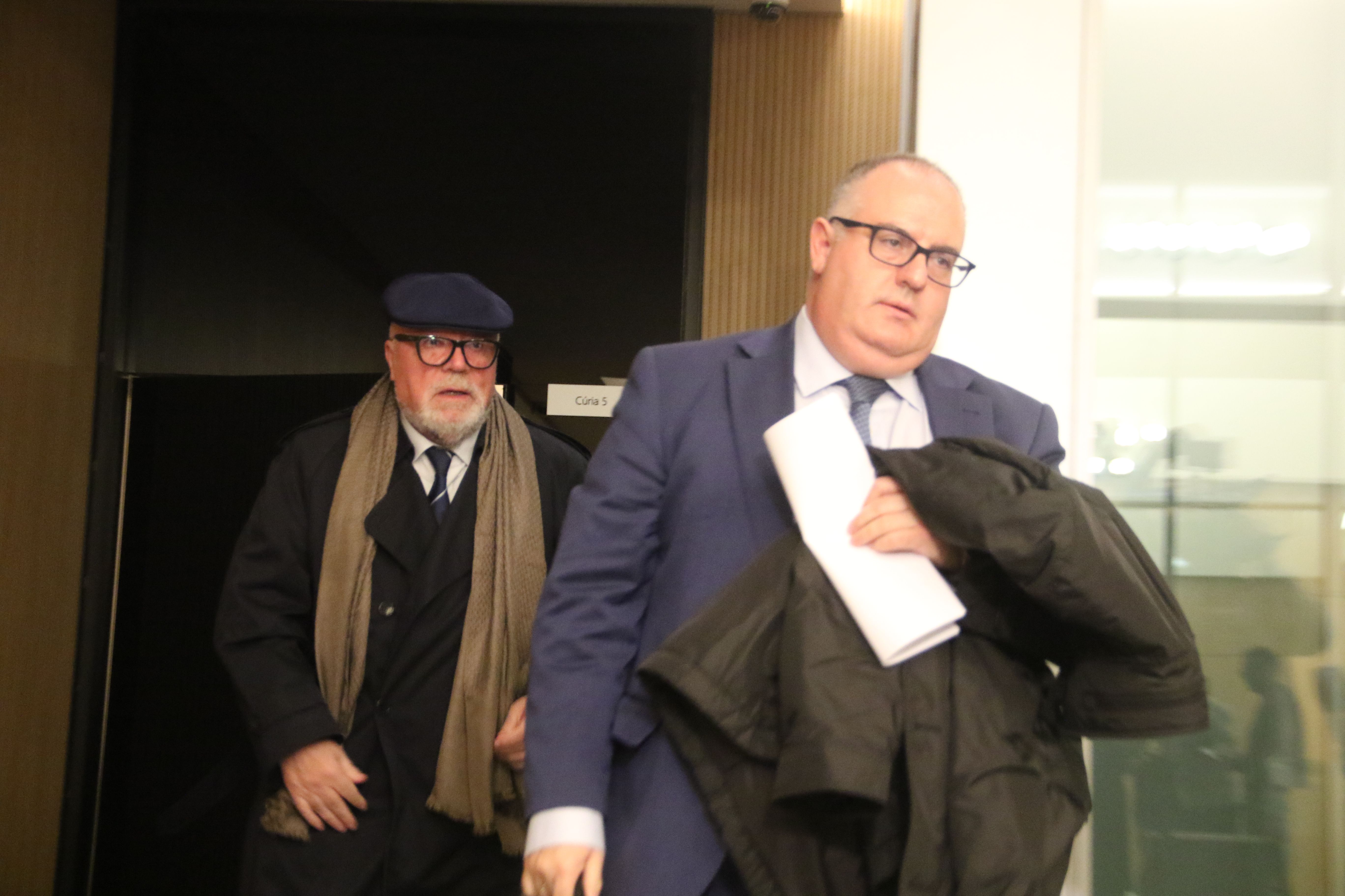José Manuel Villarejo surt de la declaració rere el seu advocat, Antonio García Cabrera. José Manuel Villarejo surt de la declaració rere el seu advocat, Antonio García Cabrera.