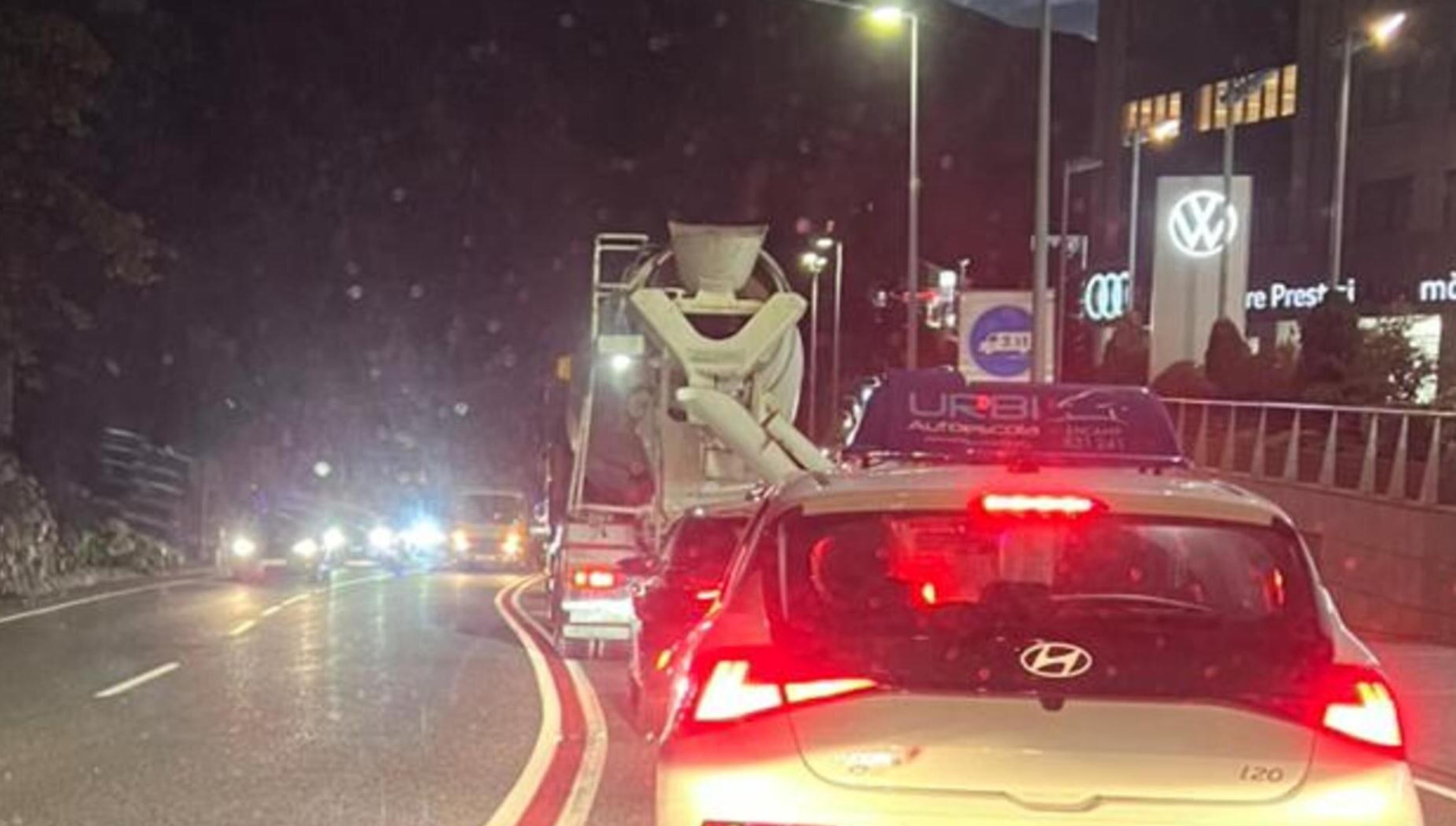 Col·lapse a la rotonda denominada de Varisa o del Centre de Prestigi.