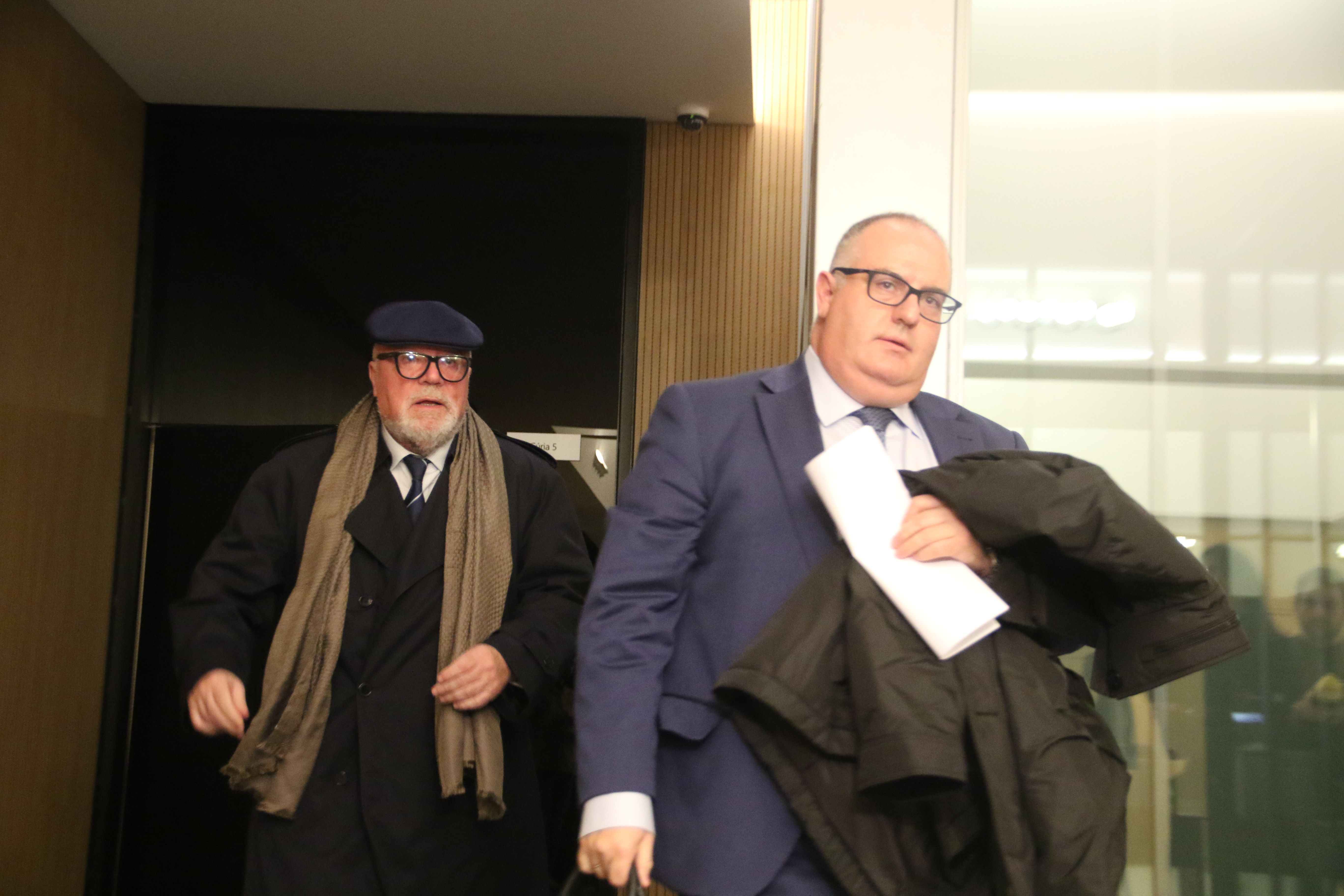 Villarejo i el seu advocat en sortir de la declaració.