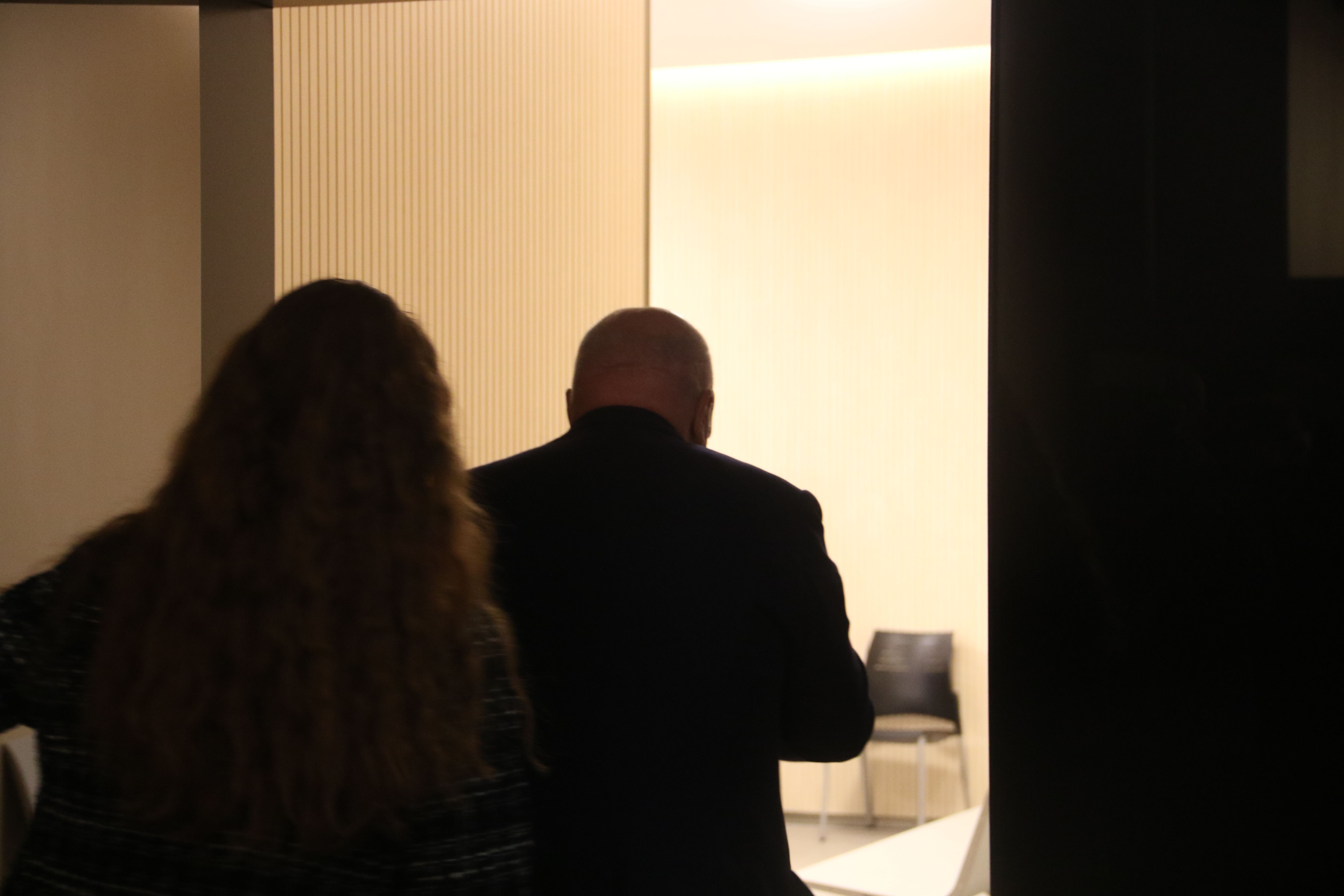 El policia retirat en entrar a la sala on s'ha fet la declaració. 