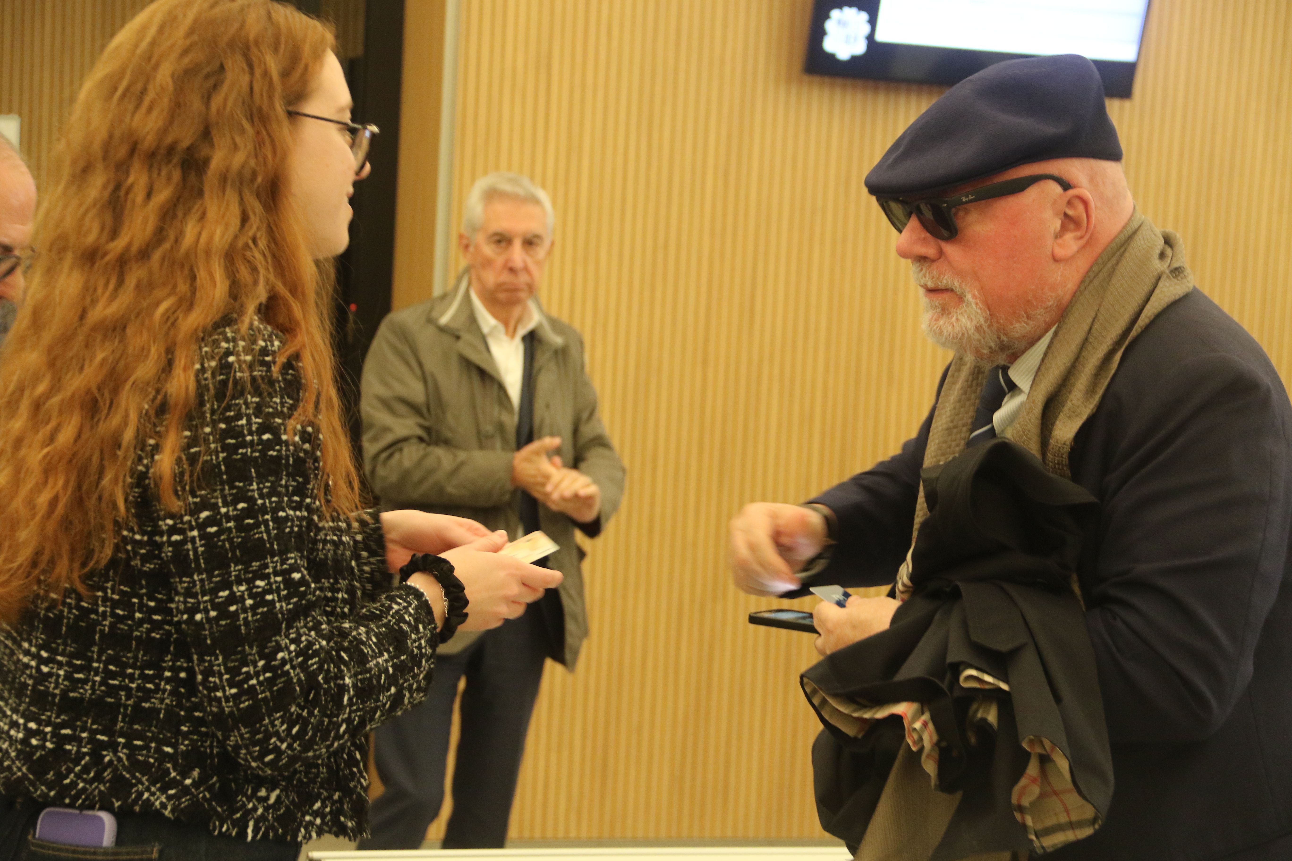 Villarejo lliura un document d'identitat a la secretària judicial. 