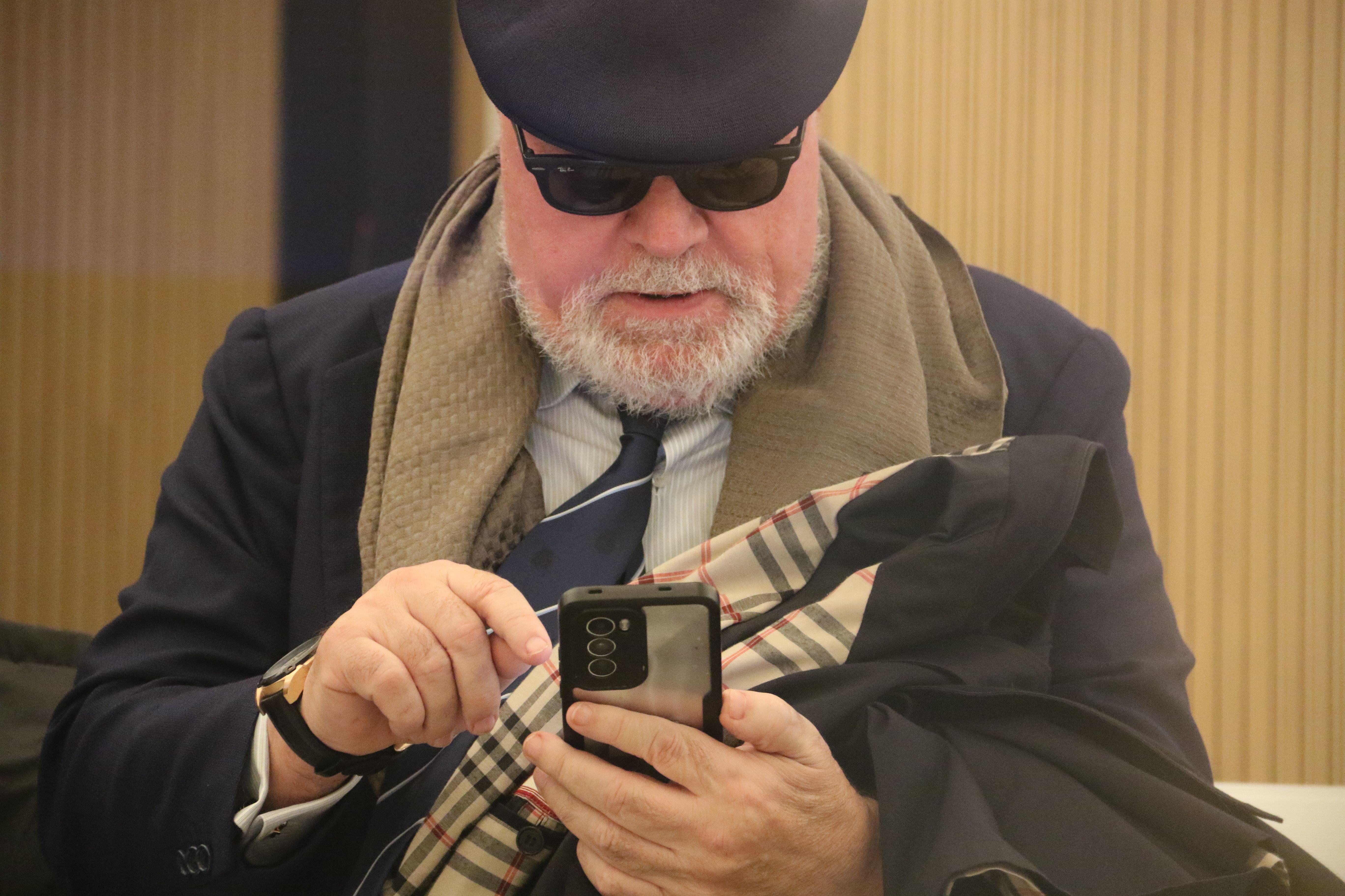 Villarejo utilitzant el mòbil mentre esperava per declarar. Villarejo utilitzant el mòbil mentre esperava per declarar.