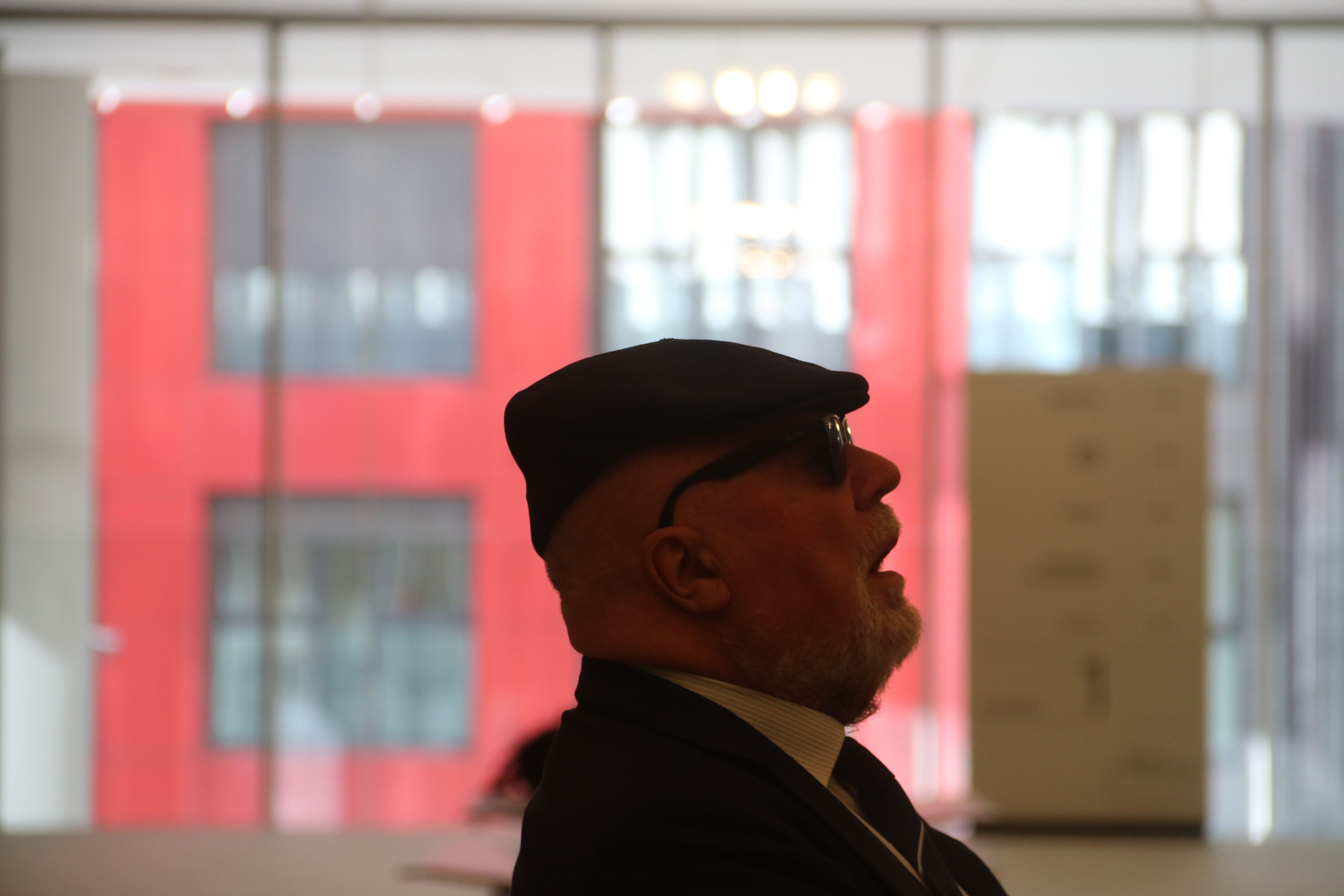 El policia assegut reposant al vestíbul de la primera planta de la Seu de la Justícia abans d'entrar a declarar.