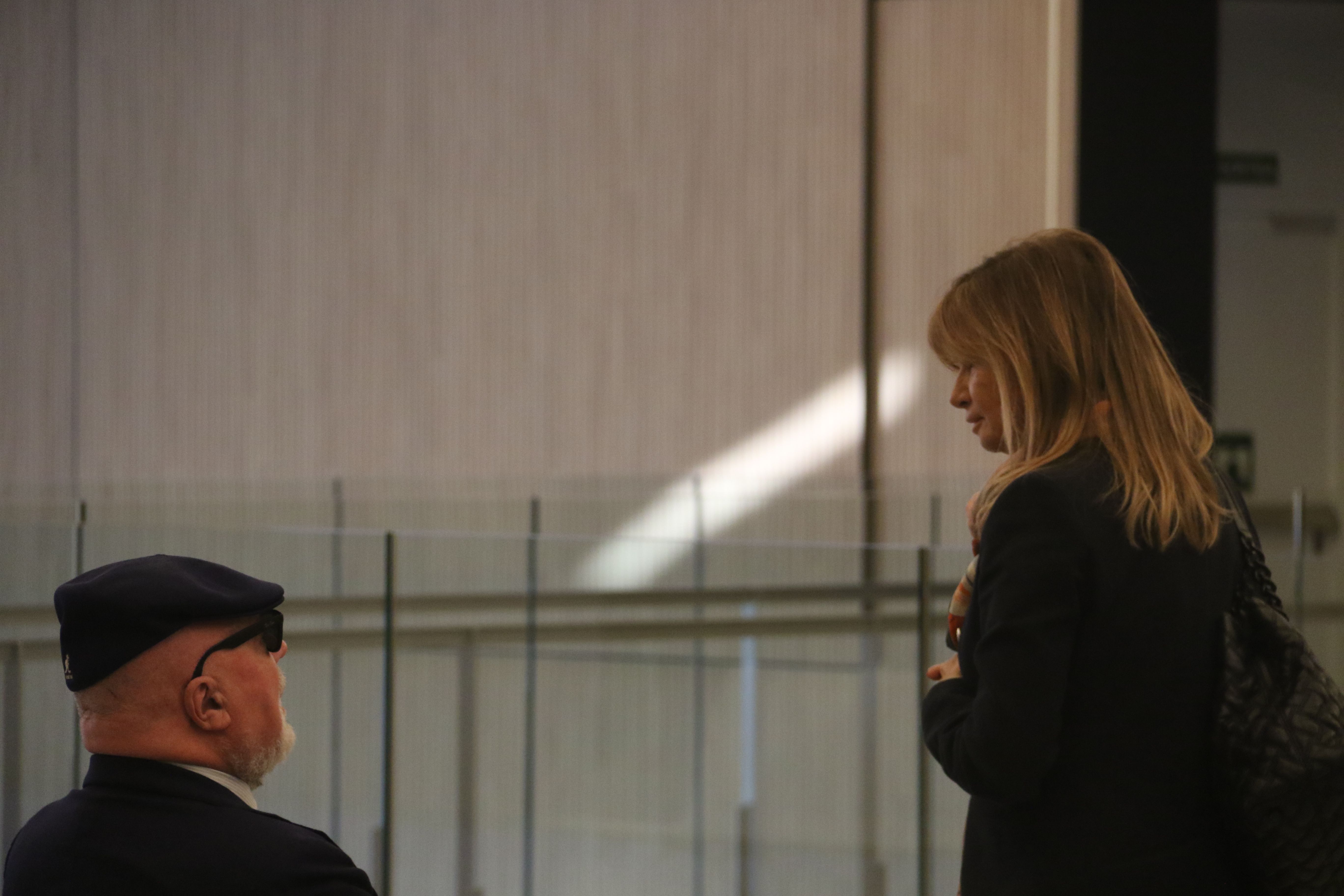 Elisa Muxella parlant amb José Manuel Villarejo.