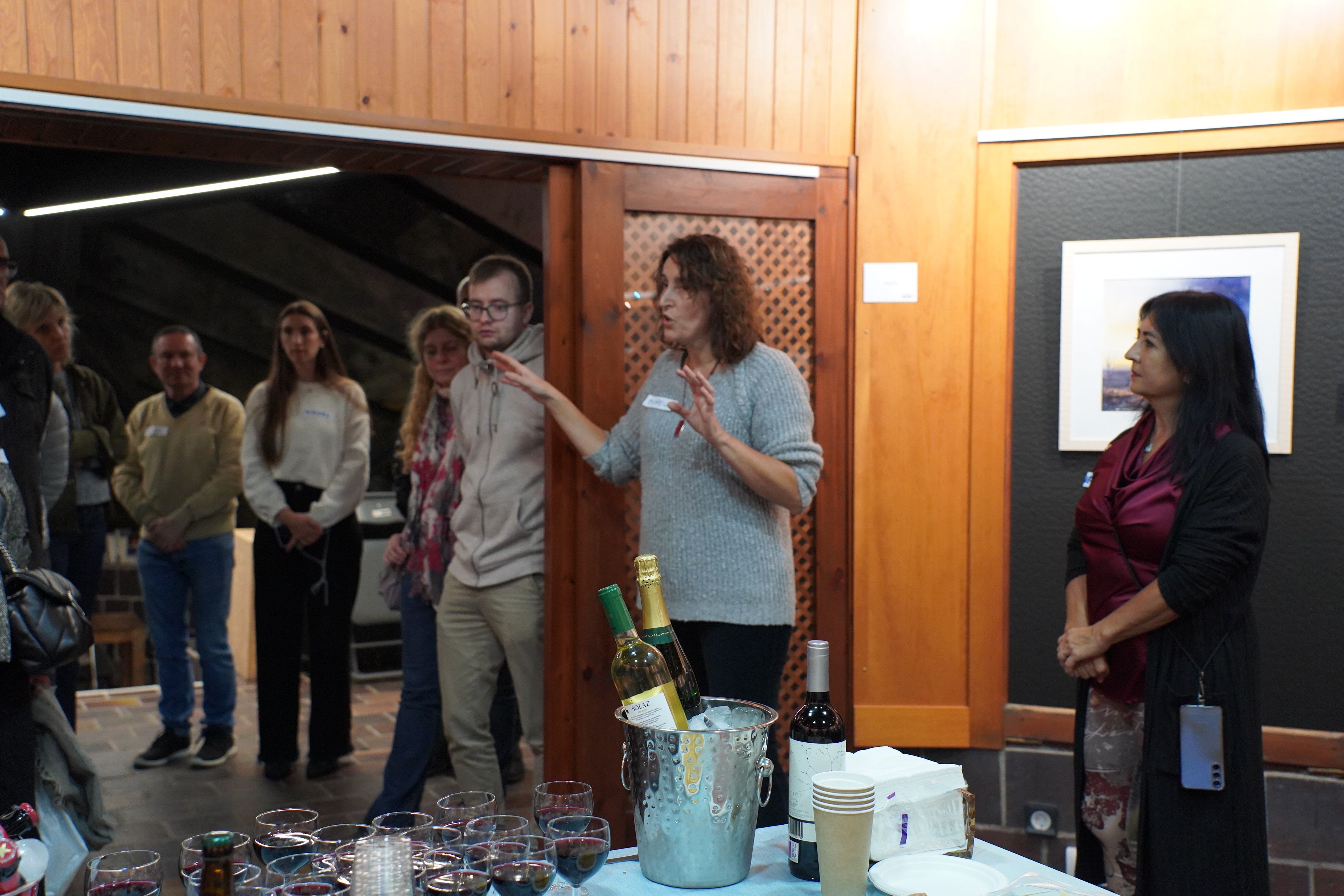 Mireia Tarrés, presidenta de La Xarranca, agraint als assistents.