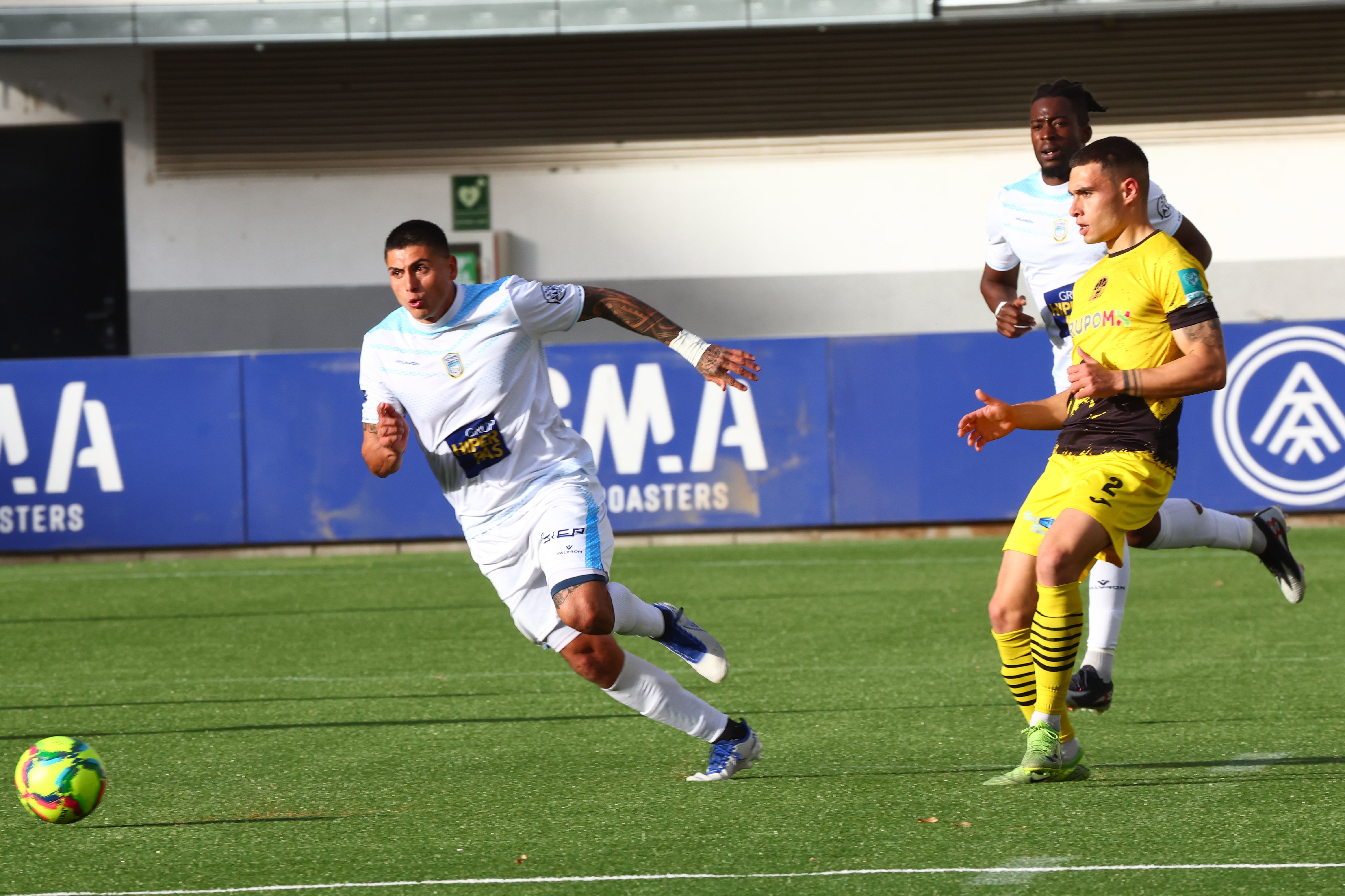 Una jugada del partit entre el Pas de la Casa (de blanc) i la UE Santa Coloma.